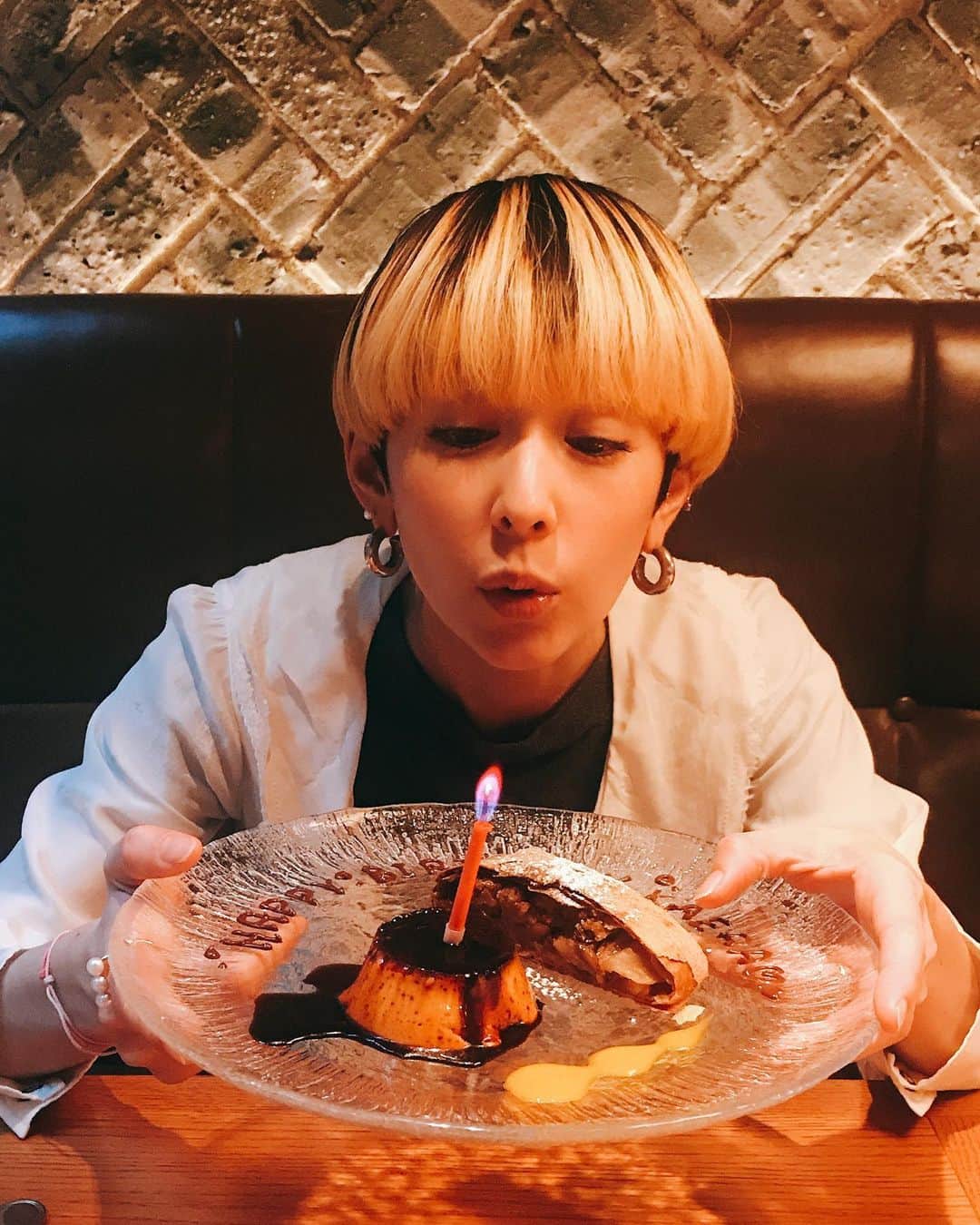 板橋よしえのインスタグラム：「. KAELAちゃん🎂HAPPY BIRTHDAY❤️💛🧡💚💙💜 おめでとう～っ😘 誕生日プレゼントを渡そうとしたら、なんとなんとカエラちゃんもわたしに誕生日プレゼントを用意してくれていて･･･！ それがまさか！同じお店の同じ物😂 こんなことってあるー！？ ふたりしてずっと大爆笑してたよ。  カエラちゃんにとって ますます素敵な歳になりますように🌈🌈🌈🌈🌈🌈 #kaela #happybirthday」
