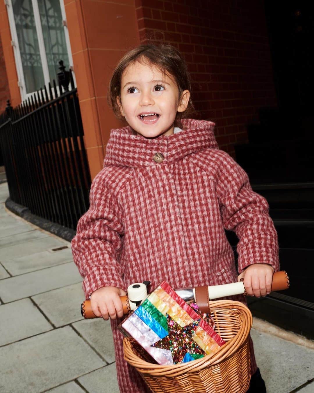 Harrodsさんのインスタグラム写真 - (HarrodsInstagram)「Girls (of all ages) deserve to have fun with their fashion. Never stop playing!  Featured brands include: @Gucci, @BanwoodBikes, @BariLynnAccessories, @Chloe, @StellaMcCartney, @MM6MaisonMargiela.  #Harrods #HarrodsFashion #MiniHarrods  Shop the store through our remote Personal Shopping service (previously known as Virtual Concierge), or shop online at harrods.com.」11月14日 21時49分 - harrods