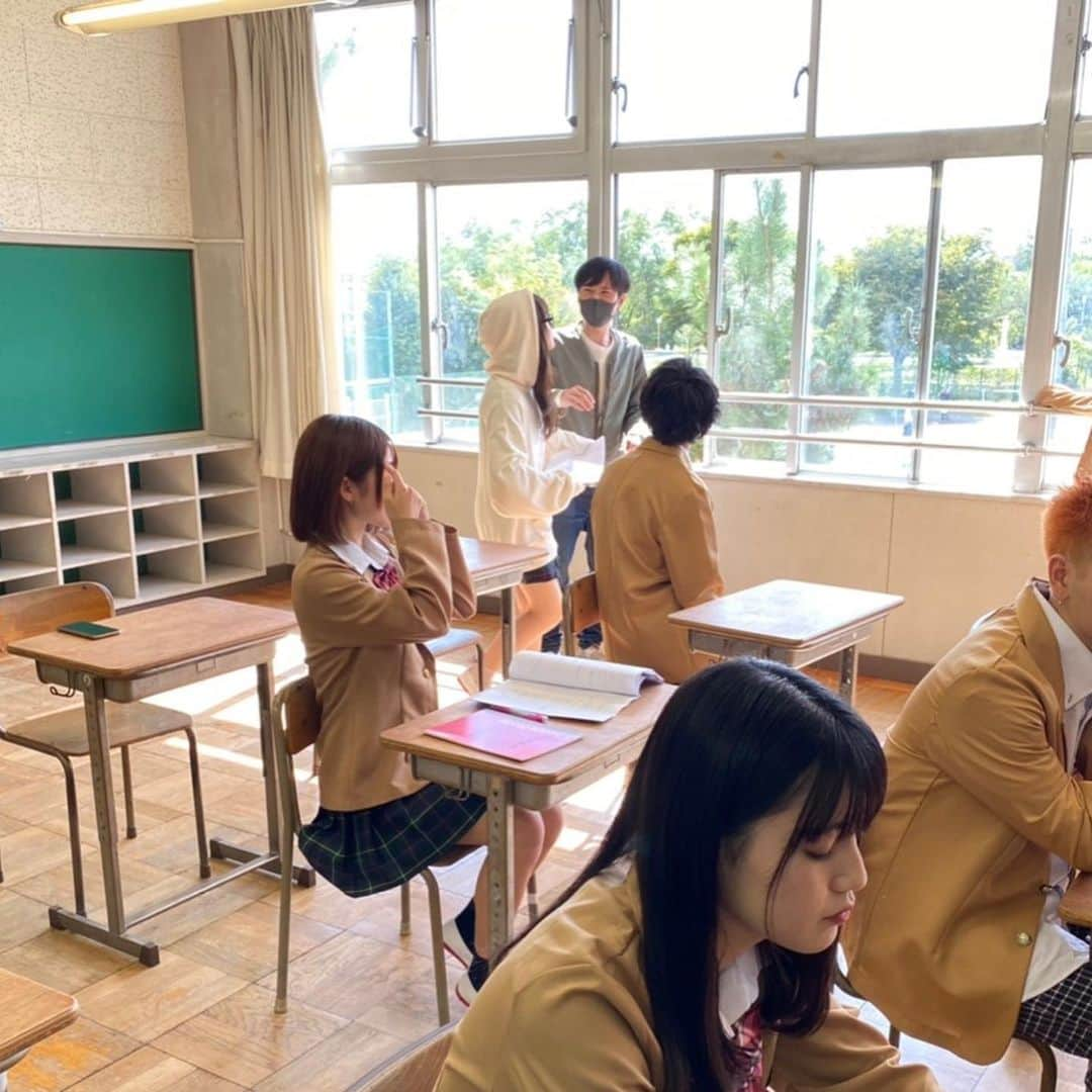 一ノ瀬陽鞠（ひまりん）さんのインスタグラム写真 - (一ノ瀬陽鞠（ひまりん）Instagram)「厨二病シーン と ひまが窓側で虫退治してるとこ。笑  みんなハイスクール見てくれたかな💡」11月14日 21時49分 - lespros_himari