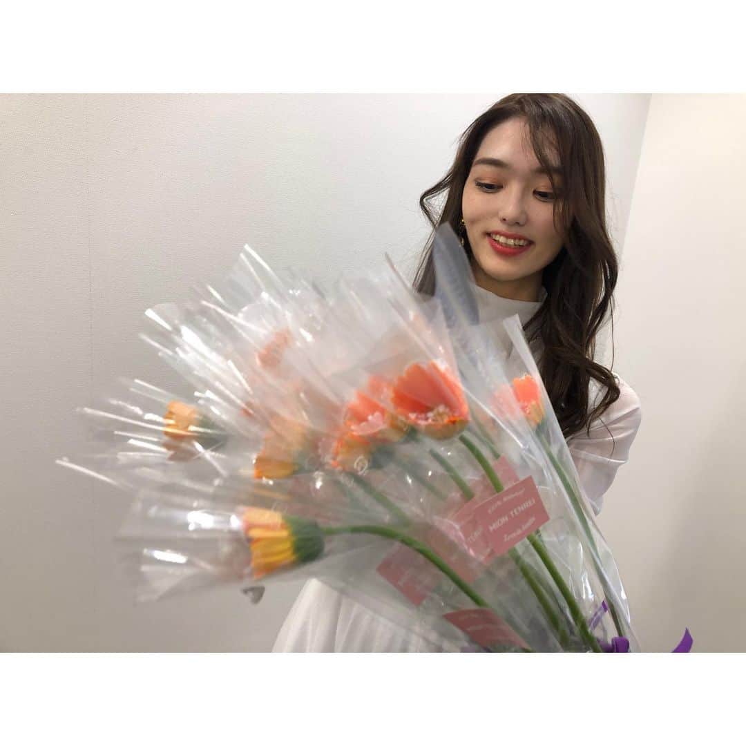 のインスタグラム：「☺︎思わず笑顔になるシリーズ☺︎ 明日15日 七五三の日！ 七五三のお子様に#ガーベラ女神大使 天玲美音がお花をプレゼントいたします💐✨(数量限定) . ガーベラの展示 販売も行います✨ 大自然気持ちいい空気の中 パワーチャージに お散歩に訪れてみてはいかがですか？♡ . きっとご利益もあるはず...✨✨✨ 【場所】  静岡県 遠州森町 小國神社  . LOVE＆SMILE☺︎ #天玲美音 ♡ . . お写真は、先日10/31(ハロウィンの日)に 「#思わず笑顔になるハロウィン」と題して #遠鉄百貨店 でお花をプレゼントした時のお写真です。 . みんなが笑顔になると わたしも幸せ♡♡♡ . これからも、笑顔と幸せを 届けていきます🌈💓 . #flower #gerbera #ガーベラ #静岡県 #花MION #思わず笑顔になるシリーズ #happy #smile」