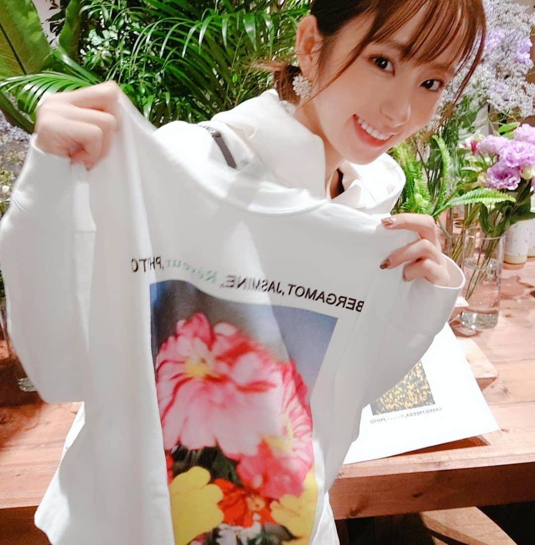 前田ゆうさんのインスタグラム写真 - (前田ゆうInstagram)「新発売したすてきなシャンプーゲットしてきた🤗においがまずステキ〜🤩💓いいにおいなんだよ^ ^ しかしね、しっとりサラサラタイプとしっとりまとまるタイプがあったからまよわずしっとりまとまるタイプにしたよん🥰💓ノンシリコンで植物成分たっぷりのこだわりで安心だしうれしいーー🙆‍♀  ハーフガーデンマスクスプレーは12月に発売されるみたいなんやけど除菌、消臭してくれるのにめちゃくちゃハーブのいいにおいになってマスクつけるのもこれでうれしくなる🥰💓 やっほい＼(^o^)／  さてと28日のLiveにツルツルポニーテールヘア〜をみてもらおうっと😇✌️ Liveおまちしてますね^ ^🥰🥰🥰」11月14日 21時44分 - yuu_maeda