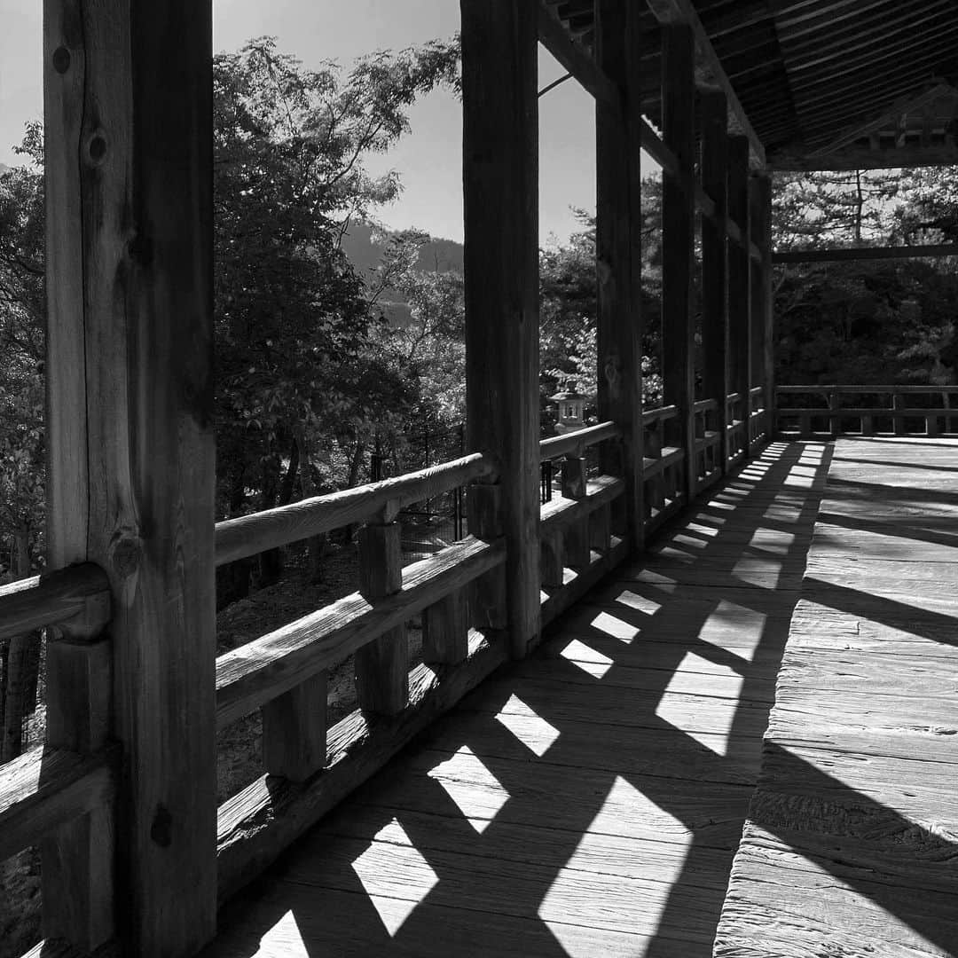 naotakeのインスタグラム：「回廊 - A gallery / iPhone XR & Snapseed, 20201115 . . 呪縛から自らを解き放て。 . . #spicollective #royalsnappingartists #infamous_family #rsa_main #infinity_photo_cult #2_fineart #jp_gallery_member #jp_gallery_bnw #trb_bnw #wp_bnw  #bnw_life #bnwlife_member #bnw_life_shots #bnw_captures #world_bnw #top_bnw #team_jp_ #team_jp_モノクロ #ig_energy_bw #ig_nihon #streetphotographybnw #igersjp #blackandwhite #bnw #bnwphoto #monochrome #bw #bnwphotography #ShotOniPhone #shotoniphoneXR」