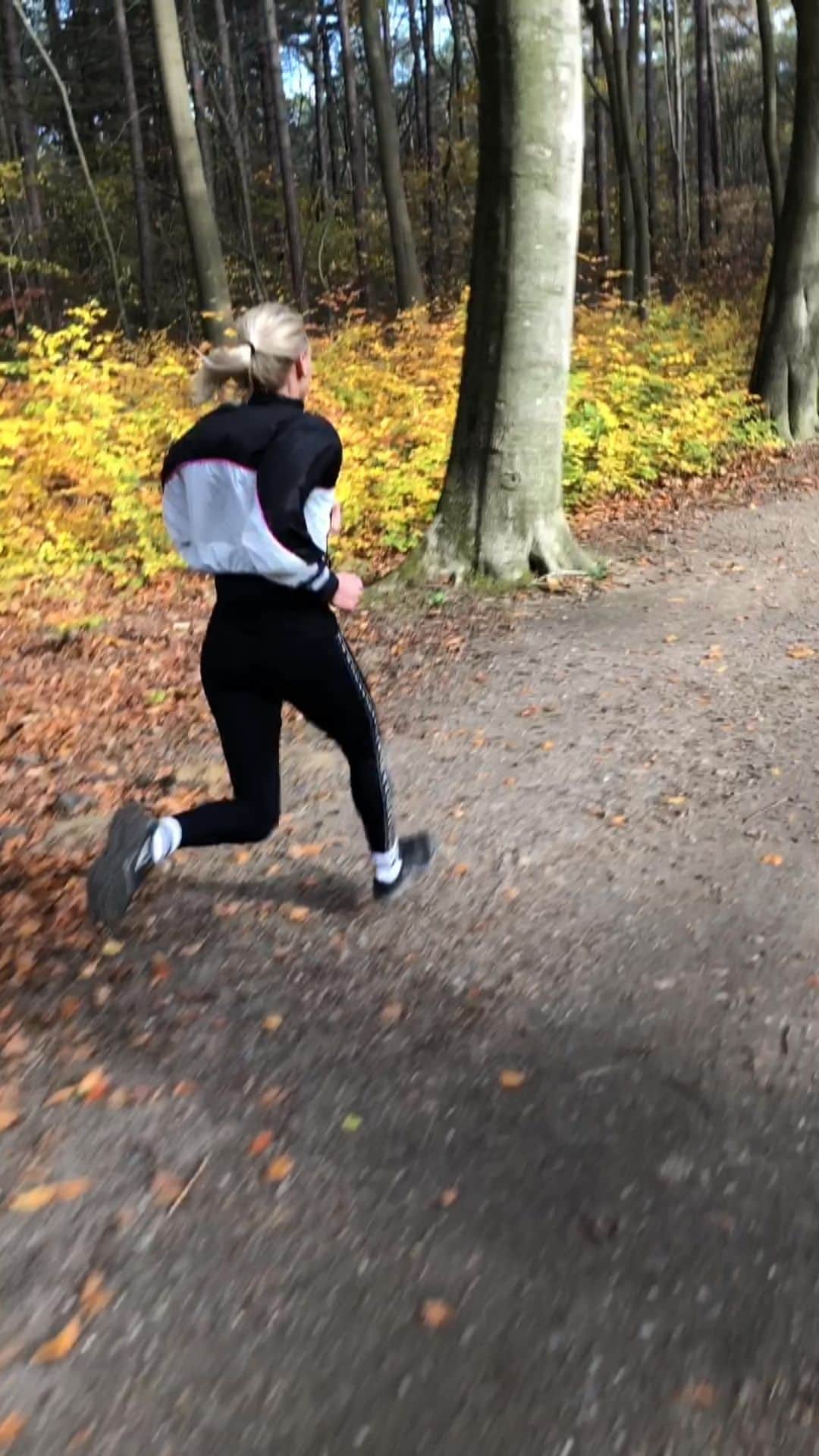 ハンネ・クレスのインスタグラム：「I encourage everyone to go outside and run!! I love running because it helps me to disconnect and clear my mind. Especially when I’m running in nature. 🍁🍂 My first reels btw. 🙃 #blijfbewegen #blijfsporten」