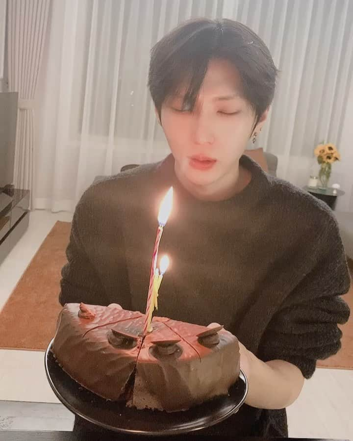 ヒョギのインスタグラム：「늦었지만 레오형 생축🎂 #후 #옆에있는 #형이 #이쁘게 #잘나왔다고 #빨리 #올리라해서 #😅」