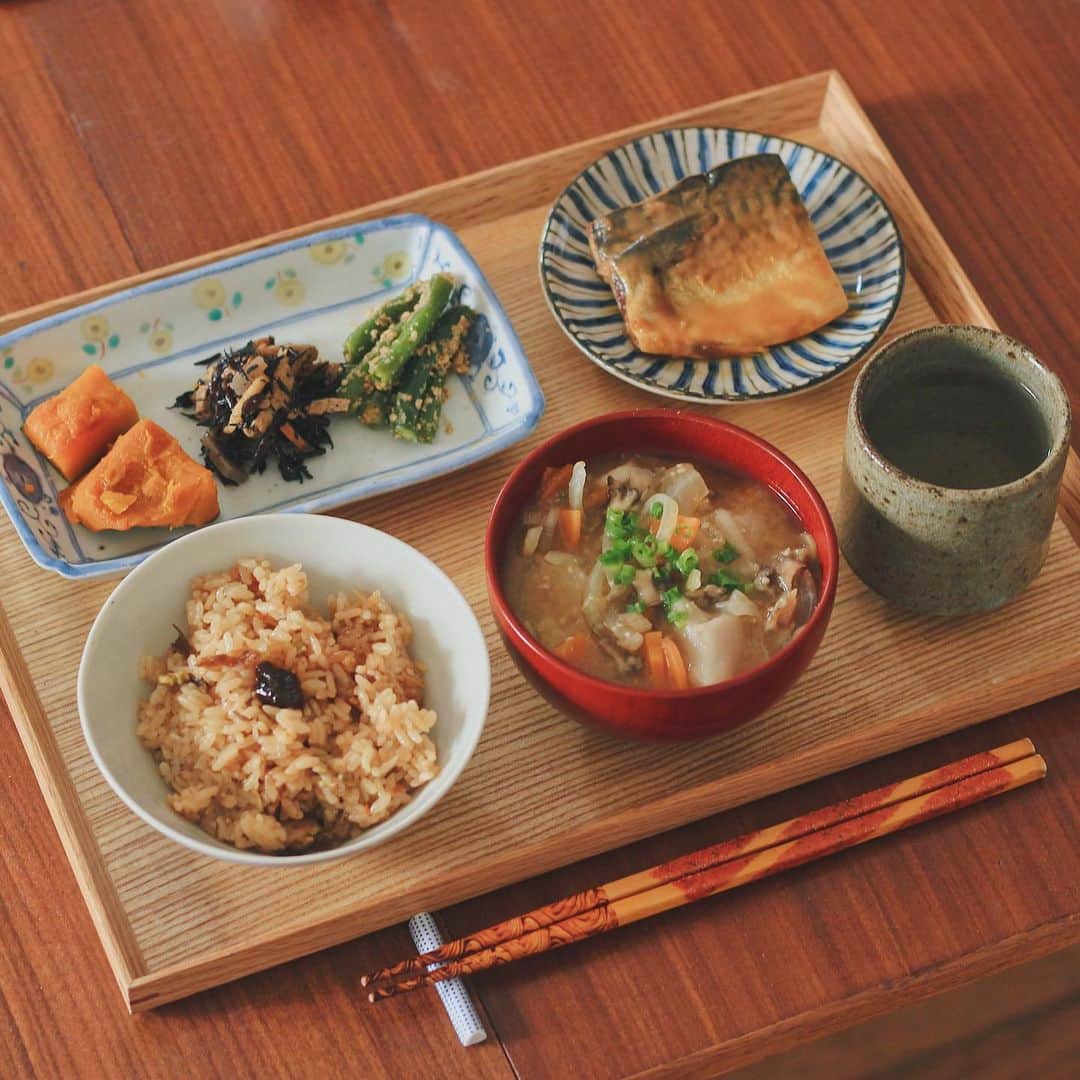 Kaori from Japanese Kitchenのインスタグラム：「サバ味噌煮と炊き込みご飯定食。 ・ こんばんは。 ちょっと前の朝昼ごはん。 サバ味噌煮と炊き込みご飯で 一汁四菜定食でした。 青山有紀さんのインスタを見て 気になっていたマコモダケというお野菜を #ココノミ さんからいただいたので 青山さんを真似して炊き込みご飯にしました。 どうやらこのマコモダケ、 かなり栄養価が高いらしい。 （長くなるので気になる人はググってください笑） 免疫力を高めていきたいこの季節に 少しでもたくさんの栄養素を摂れるのはありがたい🙏 和久傳の森で買った生姜麹と一緒に食べると 味が締まって美味しかった…！ ・ 案の定仕事が立て込んで料理する時間がなく ご飯とお味噌汁は用意して お惣菜はチョンピーでデリバリーしました。 お惣菜だけの販売はありがたいし 自分で作る時の参考になるね… 今年もあと2ヶ月足らずで終わることに ただただ驚いた1日でした。 乾燥からくる体調不良に気をつけてね。 今日もお疲れ様でした。 ・ ・ ・ 【おしながき】 マコモダケの炊き込みご飯 にんじん、玉ねぎ、舞茸、里芋のお味噌汁 サバの味噌煮 いんげんの胡麻和え ひじきの煮物 かぼちゃの煮物 ＊薬膳走り書きはお休みします＊ ・ ・ ・ ・ 2020.11.14 Sat Hi from Tokyo! Here’s Japanese brunch:Seasoned rice, miso soup, simmered mackerel, seasoned green beans, simmered hijiki seaweed, and simmered pumpkin. ・ ・ ・ #Japanesefood #breakfast #朝ごはん #おうちごはん #早餐 #薬膳 #うつわ #自炊 #家庭料理 #一汁三菜 #松浦コータロー #和食」