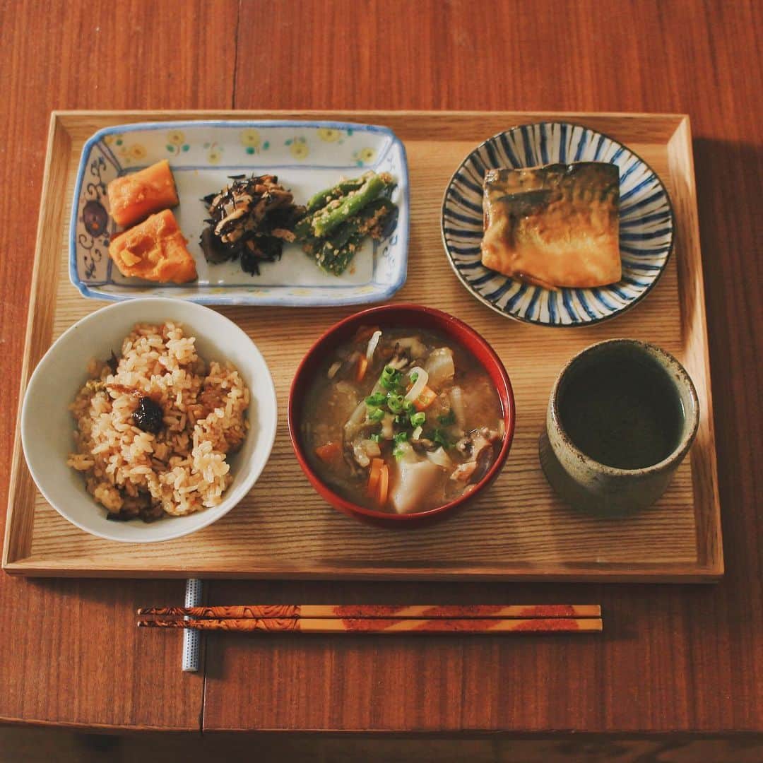 Kaori from Japanese Kitchenさんのインスタグラム写真 - (Kaori from Japanese KitchenInstagram)「サバ味噌煮と炊き込みご飯定食。 ・ こんばんは。 ちょっと前の朝昼ごはん。 サバ味噌煮と炊き込みご飯で 一汁四菜定食でした。 青山有紀さんのインスタを見て 気になっていたマコモダケというお野菜を #ココノミ さんからいただいたので 青山さんを真似して炊き込みご飯にしました。 どうやらこのマコモダケ、 かなり栄養価が高いらしい。 （長くなるので気になる人はググってください笑） 免疫力を高めていきたいこの季節に 少しでもたくさんの栄養素を摂れるのはありがたい🙏 和久傳の森で買った生姜麹と一緒に食べると 味が締まって美味しかった…！ ・ 案の定仕事が立て込んで料理する時間がなく ご飯とお味噌汁は用意して お惣菜はチョンピーでデリバリーしました。 お惣菜だけの販売はありがたいし 自分で作る時の参考になるね… 今年もあと2ヶ月足らずで終わることに ただただ驚いた1日でした。 乾燥からくる体調不良に気をつけてね。 今日もお疲れ様でした。 ・ ・ ・ 【おしながき】 マコモダケの炊き込みご飯 にんじん、玉ねぎ、舞茸、里芋のお味噌汁 サバの味噌煮 いんげんの胡麻和え ひじきの煮物 かぼちゃの煮物 ＊薬膳走り書きはお休みします＊ ・ ・ ・ ・ 2020.11.14 Sat Hi from Tokyo! Here’s Japanese brunch:Seasoned rice, miso soup, simmered mackerel, seasoned green beans, simmered hijiki seaweed, and simmered pumpkin. ・ ・ ・ #Japanesefood #breakfast #朝ごはん #おうちごはん #早餐 #薬膳 #うつわ #自炊 #家庭料理 #一汁三菜 #松浦コータロー #和食」11月14日 21時50分 - coco_kontasu