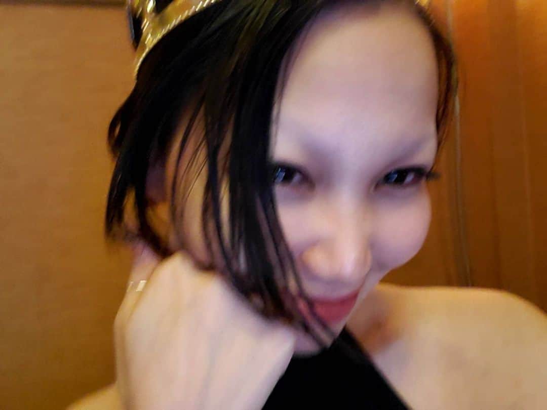 yakoさんのインスタグラム写真 - (yakoInstagram)「㊗️三十路おめでとうわたし㊗️  酔って王冠かぶって30歳最初の自撮りでした とてつもないしあわせと愛で全身包まれまくってます おめでとうメッセージみんなありがとうございますちゃんと返しますので待っててください😫  30歳最高スタート♥️ #1113 #30 #mybirthday」11月14日 21時50分 - yaco_tsukiyomi