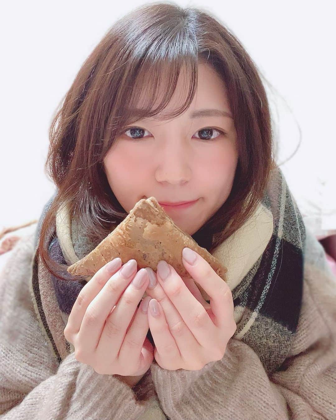穂波はるさんのインスタグラム写真 - (穂波はるInstagram)「三角チョコパイのティラミス味たべたい、、、 これは黒のときのだよ🥺」11月14日 21時53分 - honami.haru