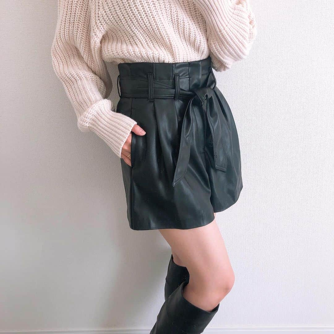 Miyoさんのインスタグラム写真 - (MiyoInstagram)「2020.11.14 ・ ZARA購入品❤︎ レザー風バミューダパンツ 7102/264/800 Sサイズ ・ 先日オンラインでこれまた一目惚れ🥰 20代後半からショートパンツには 抵抗があったのですが、最近なぜだか 履きたくなってきて…🙈♡ ロングブーツやロングコートなどで肌の面積を 少なくしたり、大人っぽいデザインの服に合わせて年齢に合ったコーディネートを心がけると、ショートパンツも抵抗なく楽しめると 思いました⑅◡̈*❤︎ ・ チェック柄ジャケット…#ZARA ニット…#UNIQLO#ユニクロ#UNIQLOU バミューダパンツ…ZARA ロングコート… @apretro_zozo ロングブーツ…#GU#ジーユー バッグ…#ザラ#fifth ・ サイズ感などのコーデ詳細と 楽天マラソン購入品など 後ほどblogに書きたいと思います☺️✍🏻♥️ @miyopu のトップページからとべます⑅◡̈* ・ ・ ・ #ザラ購入品#ザラジョ#ザラコーデ#ザラジョコーデ#zarawoman#冬コーデ#パンツコーデ#ショートパンツ#ブーツコーデ#ユニクロコーデ#GUコーデ#今日のコーデ#ママコーデ#ママファッション#プチプラコーデ#プチプラファッション#シンプルコーデ#カジュアルコーデ#大人カジュアル#大人可愛い#時尚#置き画」11月14日 21時56分 - miyopu