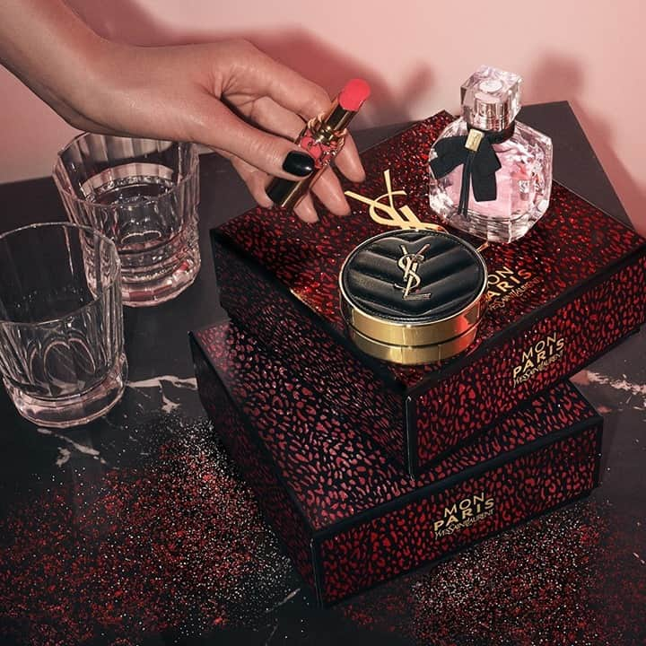 Yves Saint Laurent Beautyさんのインスタグラム写真 - (Yves Saint Laurent BeautyInstagram)「Perfectly paired iconic products, in an irresistible holiday style. ...if you wanted to steal some for yourself, you could hardly be blamed. LE CUSHION ENCRE DE PEAU MON PARIS EAU DE PARFUM ROUGE VOLUPTÉ SHINE in N12 CORAIL DOLMAN #yslbeauty #lecushion #monparis #rougevolupteshine #holidaycollection」11月14日 21時58分 - yslbeauty