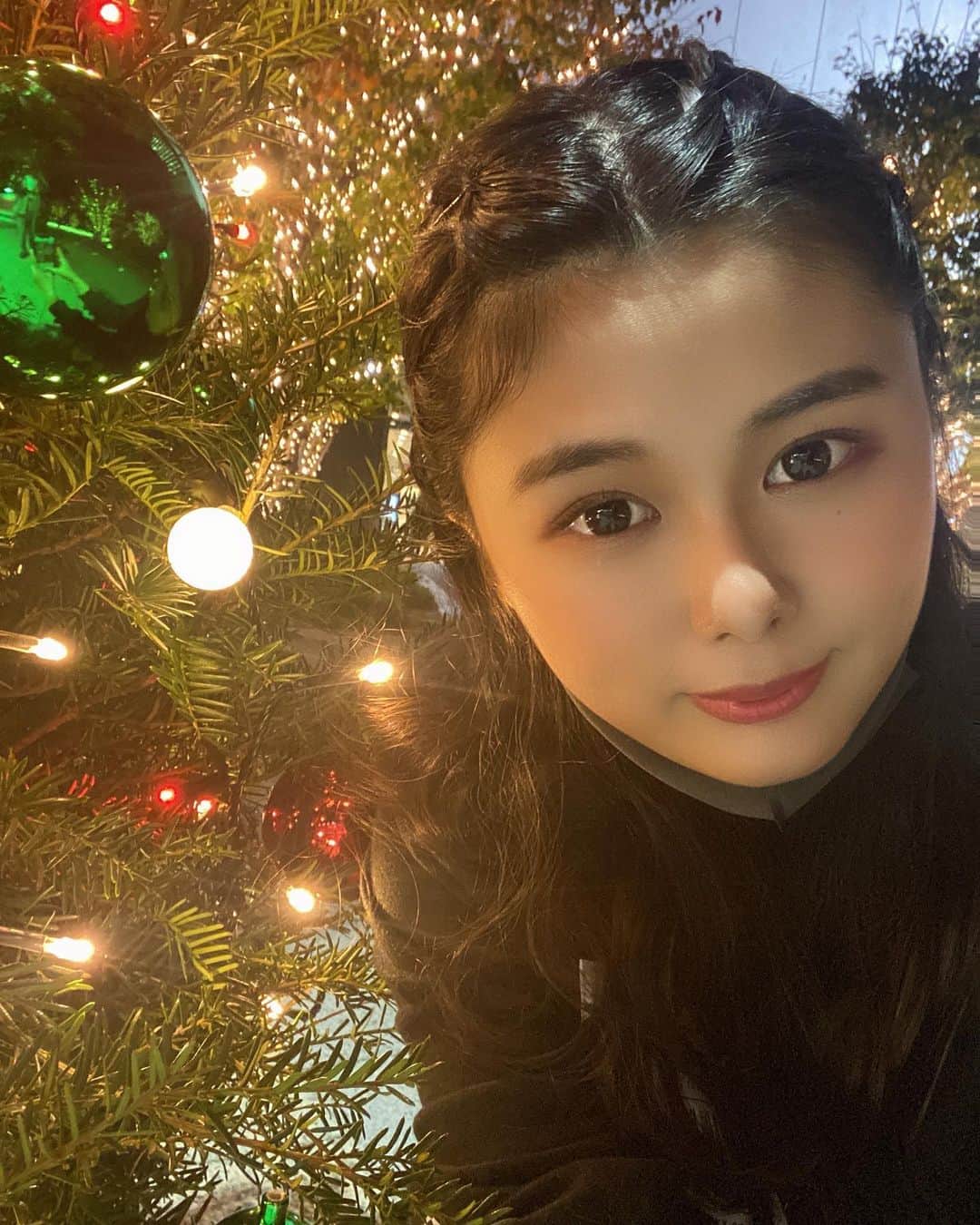 蒼山みことのインスタグラム：「ツリー見つけた🎄 イルミネーションもあってきれいだった🥰   #newpost #photo #photography #押上 #ソラマチ #クリスマスツリー #イルミネーション #セルフィー #セルフィー女子 #自撮り #自撮り女子 #selfie #丸顔 #黒髪 #ミスid #ミスid2021 #タレント #グラビア #インスタグラビア #いいね #いいね返し #いいね返しは絶対 #lfl #l4l #likeforlikes #like4likes #instaphoto #instagood #follow #followｍe」