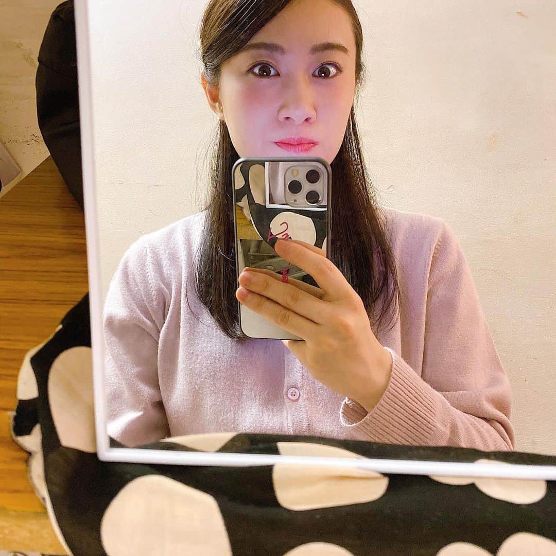 鈴木芳奈のインスタグラム：「#舞台 #死ヌ事典 5日目2公演、トリプルカーテンコール本当にありがとうございました😭 この作品を通じて、出演者スタッフそして観てくださってる皆さんと繋がれたこと、本当に感動してます。 観てくださった方々からコメント、DM、メッセージ頂いてます。 舞台「死ヌ事典」を受け取ってくださって、熱い思い、心からの真っ直ぐな思い、伝えてくれてありがとう。 私自身も凄く大切に 下村綾子 を生きてます。 そして、2枚目の写真、私の旦那役の石田太一さん。 太一さんの存在に本当に救われました。 顔合わせの時からなんだか空気がふわぁっと合わさって、最初から夫婦だった気がします。 支えてくれる旦那がいるから頑張れます。 何事も支えてもらって出来るんだと今回本当に感じてます。 太一さんだけでなく、出演者みんな、より良いものを届けようと毎回毎回助け合ってます。 明日で千穐楽。 前売りは完売しております。 当日券ございます。 配信アーカイブチケットもございます。 今、私が届けたい気持ちが全て詰まった舞台です。 ぜひご覧ください☺︎  #act #actor #actress #山形 #山形出身」