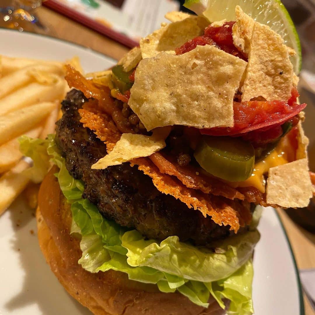 みずしな孝之のインスタグラム：「おいしい！ メキシカンタコスバーガー  #オムノムノム」