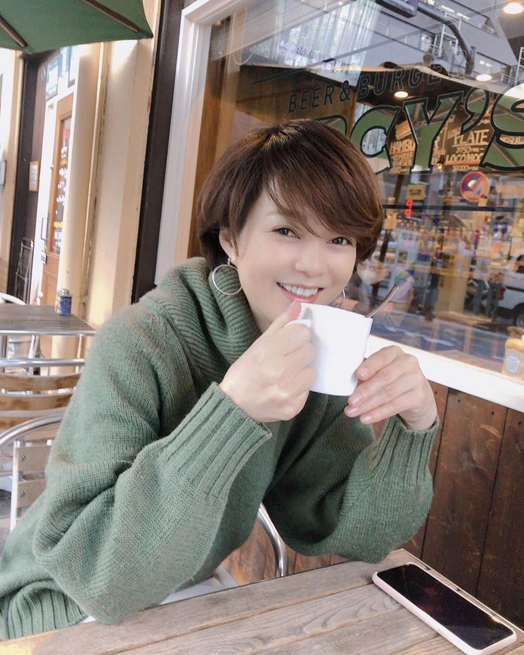 いかりさとみのインスタグラム：「Hi,寒くなってきたら、あったかいレモネード☺️🍋💚  #休日 #ポートレート #dayoff#cafetime#hotlemonade」