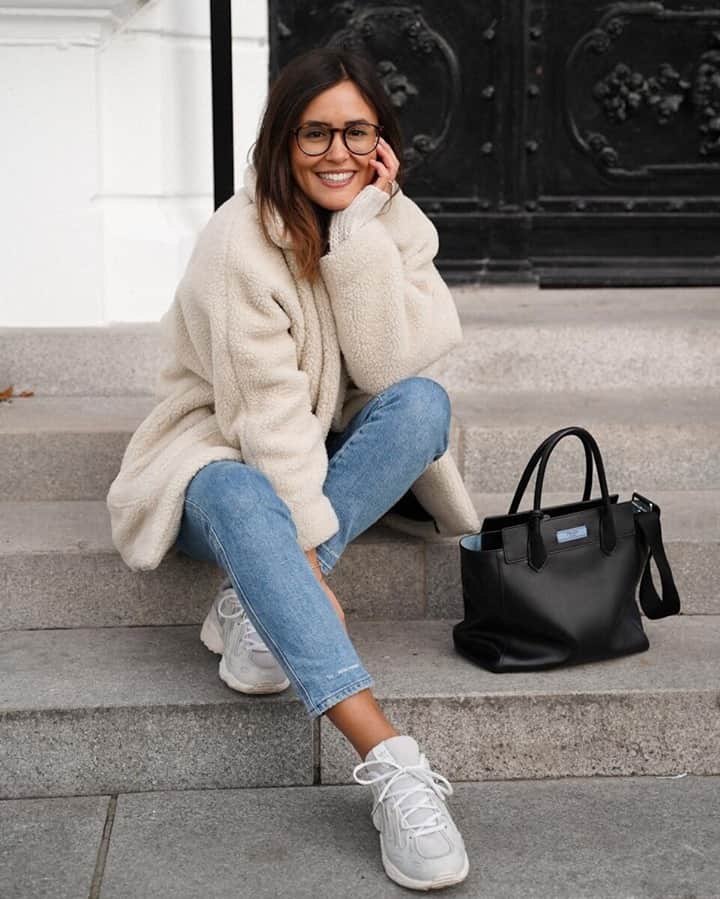 Kapten & Sonさんのインスタグラム写真 - (Kapten & SonInstagram)「'Cozy saturdays in the city.' 🧸 beautiful @laura_noltemeyer wearing our blue light filter glasses Marais Large "Shine Tortoise". 😍 #bekapten #kaptenandson⁠ .⁠ .⁠ .⁠ #glasses #computerglasses #bluelightfilter #cozy #ootd #citywalks #weekends #saturdays #cozymood #autumn #winter #fashion #style #inspiration #outfitinspo #casual k」11月14日 22時01分 - kaptenandson