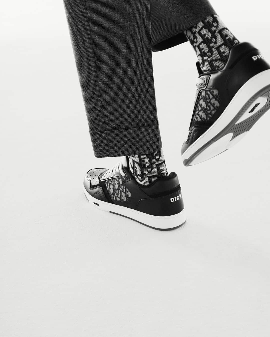 クリスチャンディオールさんのインスタグラム写真 - (クリスチャンディオールInstagram)「High-top or low, with #DiorOblique jacquard canvas or 'Galaxy' perforated leather detailing, #DiorB27 sneakers add an extra touch of contemporaneity to the  #DiorSpring21 men's #DiorModernTailoring capsule by @MrKimJones. Hems that are plain, zipped, cuffed or cropped allow for a variety of possibilities, with the latter showing how the addition of a pair of #DiorOblique socks really makes the look pop. © @Brett_Lloyd」11月14日 22時01分 - dior