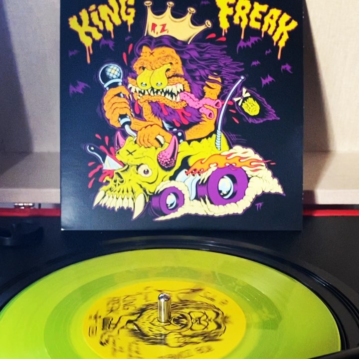 ロブ・ゾンビのインスタグラム：「Did you get your limited edition KING FREAK 7” single yet? This groovy yellow vinyl is limited to 666. Of course. 👍🏼💀 #robzombie #kingfreak #thelunarinjectionkoolaideclipseconspiracy #vinylisback」