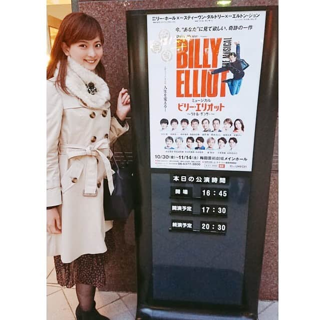 美蘭レンナさんのインスタグラム写真 - (美蘭レンナInstagram)「. . . #ビリーエリオット 先日観劇致しました😍 本日大千秋楽✨ おめでとうございます😌✨ . 初めて観たのですが、もう序盤から号泣😢 ストーリーにも感激しましたが、 バレエにダンス、歌にタップに演技と全てにおいて完璧にできる子役って天才すぎます‼︎ . 尚且つ、主演で1幕も2幕もほとんど出ずっぱり。 小道具も多ければ舞台転換も大人の役との絡みもめちゃくちゃ多い。 体力も集中力もかなりいる役だと思いますが、楽しくビリーを演じる子役の姿にまた涙でした。 これからの活躍もとても楽しみです😍✨ . 夢を諦めない気持ちと努力、自分に負けない気持ちは本当に大切ですね😌✨ 私も子役に演劇を教えているので、とても勉強になりました☺️💕💕 みんなの活躍のためにも色んな事を教えていきたいですね😊✨✨ . . . #ビリーエリオット2020#大千秋楽#梅田芸術劇場#メインホール#再演#素晴らしい舞台#観劇#幸せ#感動#天才#子役#安蘭けい さん#ウィルキンソン先生 #素晴らしかった#観劇記録#ミュージカル#リトルダンサー#billyelliot#musical」11月14日 22時03分 - renna_miran33