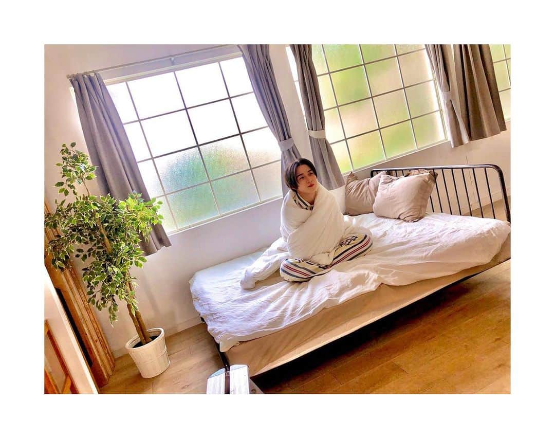 田村心さんのインスタグラム写真 - (田村心Instagram)「_﻿ 朝、布団から出られない季節になりましたね🥶﻿ ﻿ 最近予定がなかったら１００%﻿ 2度寝しちゃいます。﻿ 寝坊とかしないように気をつけよう。﻿ ﻿ 皆さんはどうですか。」11月14日 22時03分 - shin_tamura_official