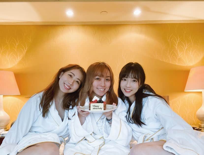 キアナのインスタグラム：「Love u two💛  #女子会 #ホテルステイ #staycation」
