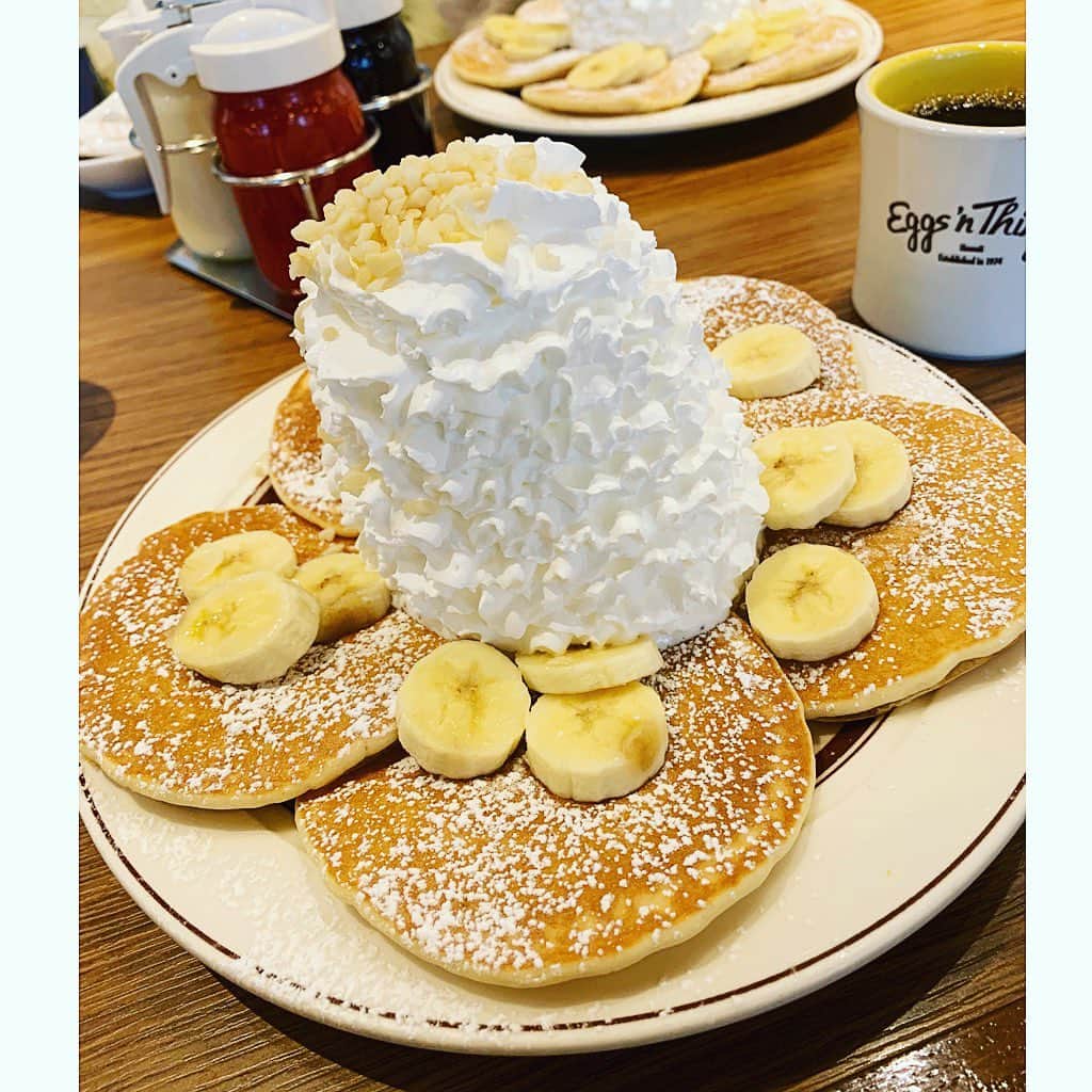 七瀬遥のインスタグラム：「バナナとマカダミアナッツのパンケーキ😋🍌🥞ホイップクリーム凄いよね🤣 でも、食べられちゃいましたよ😆💖😋🍴 ここは、ハワイのエネルギー🌺✨ 最近は、プレアデスのエネルギーを凄く感じる🙄🌈✨  #バナナ#マカダミアナッツ#パンケーキ#ボリューム#ホイップクリーム#美味しい#ハワイアン#delicious#good#friend#happy#love#happiness#good#smile#tokyo#japan」
