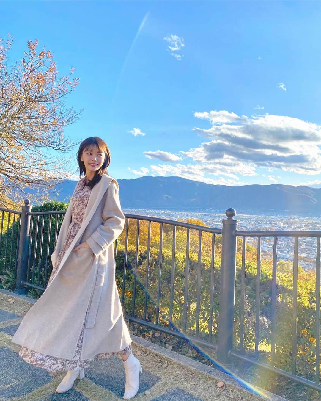 山崎春佳さんのインスタグラム写真 - (山崎春佳Instagram)「🏔🍁 . 先日長野県にてロケをした時の。 @lilliancarat_official の新しいコートを 撮ってもらいました◡̈⃝⋆*  柔らかい質感がトレンド感があって、大きなスリットが あるからゆれるとより大人かわいいのです◎ すごく褒めてもらえた♡︎  しかも、フードが付いているの！このアウターを 羽織るだけでフェミニンカジュアルなイメージに なれちゃいます✌︎♡︎  . #LILLIANCARAT #リリアンカラット #lillian_style #秋冬アウター #コートコーデ #カジュアルコーデ #大人コーデ #me #tbt #nature #長野県 #sponsoredlilliancarat」11月14日 22時08分 - haruka_yamazaki