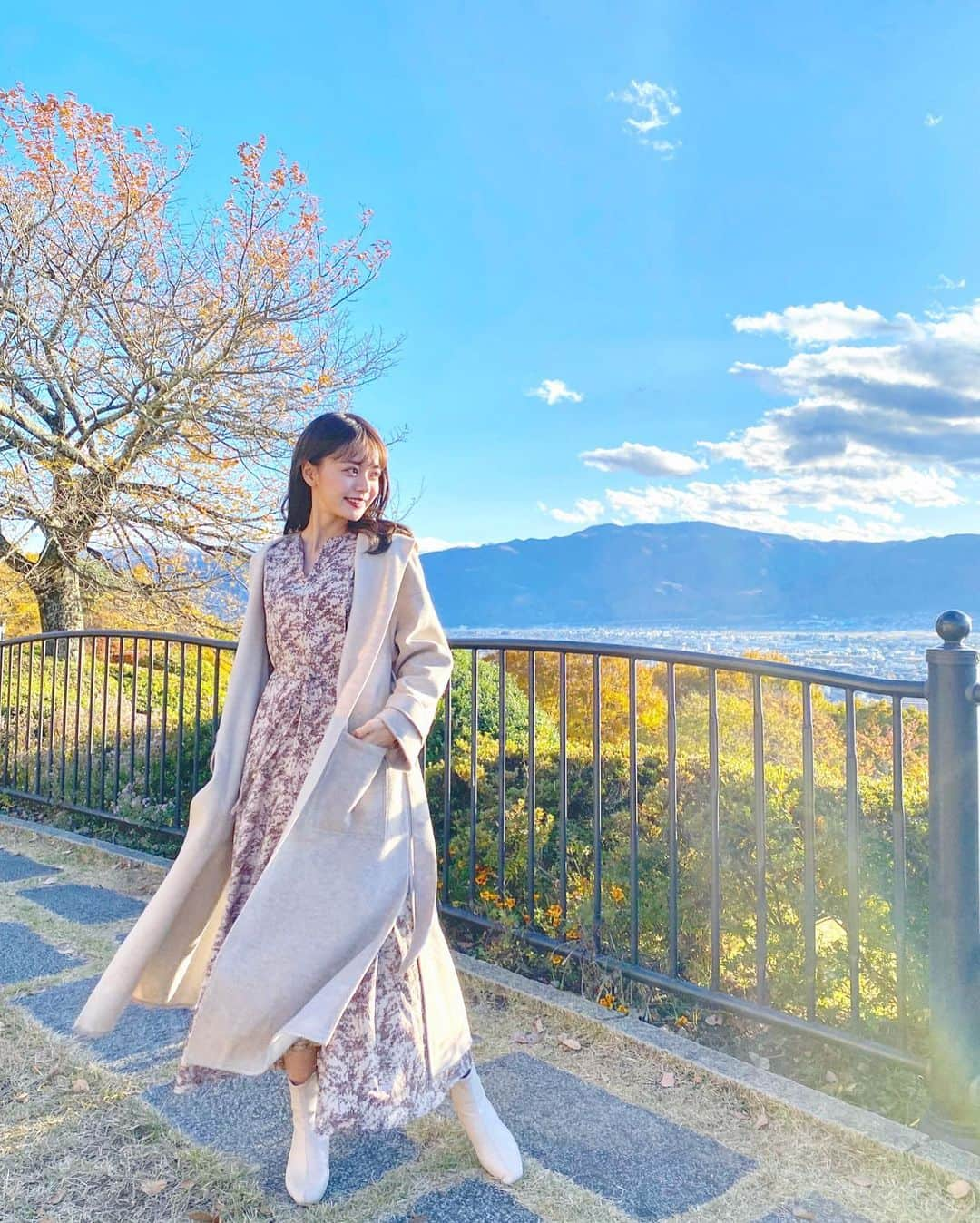 山崎春佳さんのインスタグラム写真 - (山崎春佳Instagram)「🏔🍁 . 先日長野県にてロケをした時の。 @lilliancarat_official の新しいコートを 撮ってもらいました◡̈⃝⋆*  柔らかい質感がトレンド感があって、大きなスリットが あるからゆれるとより大人かわいいのです◎ すごく褒めてもらえた♡︎  しかも、フードが付いているの！このアウターを 羽織るだけでフェミニンカジュアルなイメージに なれちゃいます✌︎♡︎  . #LILLIANCARAT #リリアンカラット #lillian_style #秋冬アウター #コートコーデ #カジュアルコーデ #大人コーデ #me #tbt #nature #長野県 #sponsoredlilliancarat」11月14日 22時08分 - haruka_yamazaki