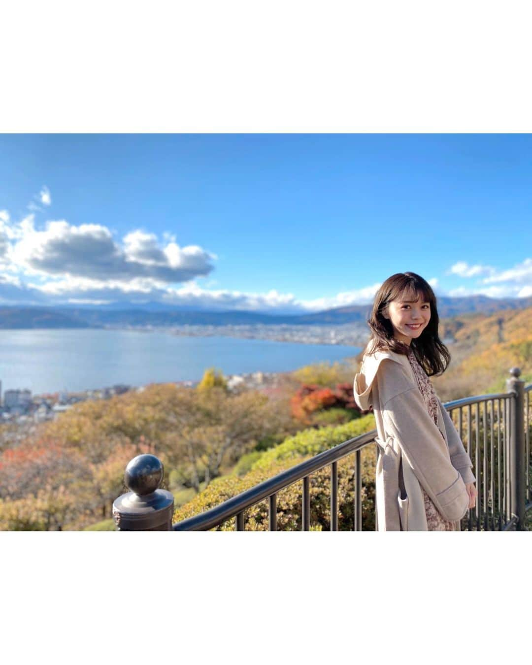 山崎春佳さんのインスタグラム写真 - (山崎春佳Instagram)「🏔🍁 . 先日長野県にてロケをした時の。 @lilliancarat_official の新しいコートを 撮ってもらいました◡̈⃝⋆*  柔らかい質感がトレンド感があって、大きなスリットが あるからゆれるとより大人かわいいのです◎ すごく褒めてもらえた♡︎  しかも、フードが付いているの！このアウターを 羽織るだけでフェミニンカジュアルなイメージに なれちゃいます✌︎♡︎  . #LILLIANCARAT #リリアンカラット #lillian_style #秋冬アウター #コートコーデ #カジュアルコーデ #大人コーデ #me #tbt #nature #長野県 #sponsoredlilliancarat」11月14日 22時08分 - haruka_yamazaki