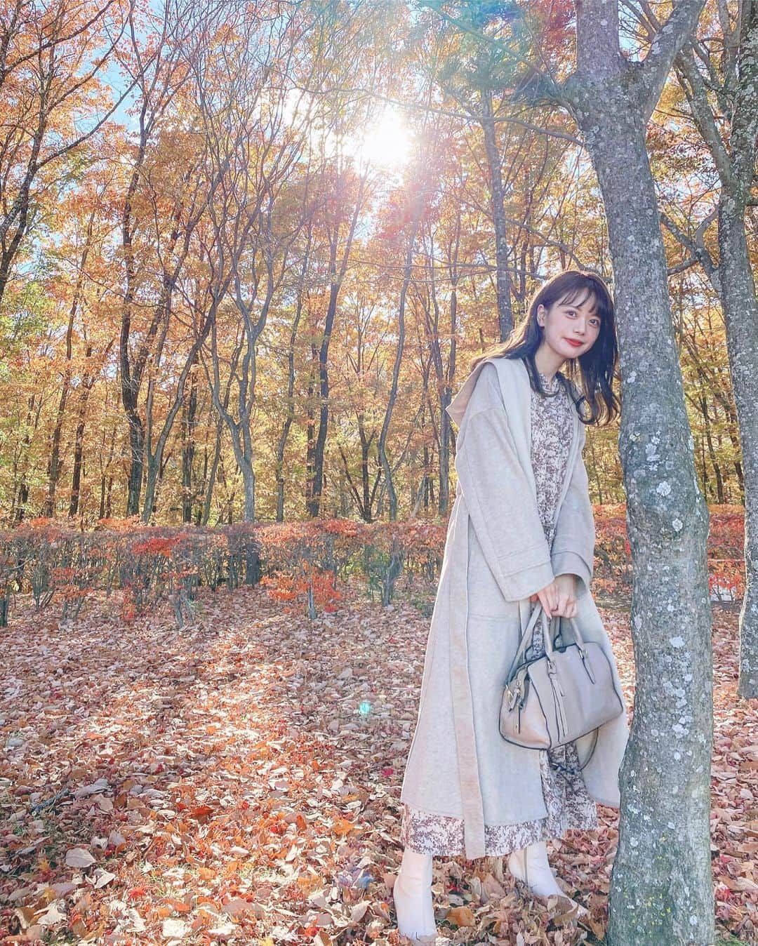 山崎春佳さんのインスタグラム写真 - (山崎春佳Instagram)「🏔🍁 . 先日長野県にてロケをした時の。 @lilliancarat_official の新しいコートを 撮ってもらいました◡̈⃝⋆*  柔らかい質感がトレンド感があって、大きなスリットが あるからゆれるとより大人かわいいのです◎ すごく褒めてもらえた♡︎  しかも、フードが付いているの！このアウターを 羽織るだけでフェミニンカジュアルなイメージに なれちゃいます✌︎♡︎  . #LILLIANCARAT #リリアンカラット #lillian_style #秋冬アウター #コートコーデ #カジュアルコーデ #大人コーデ #me #tbt #nature #長野県 #sponsoredlilliancarat」11月14日 22時08分 - haruka_yamazaki