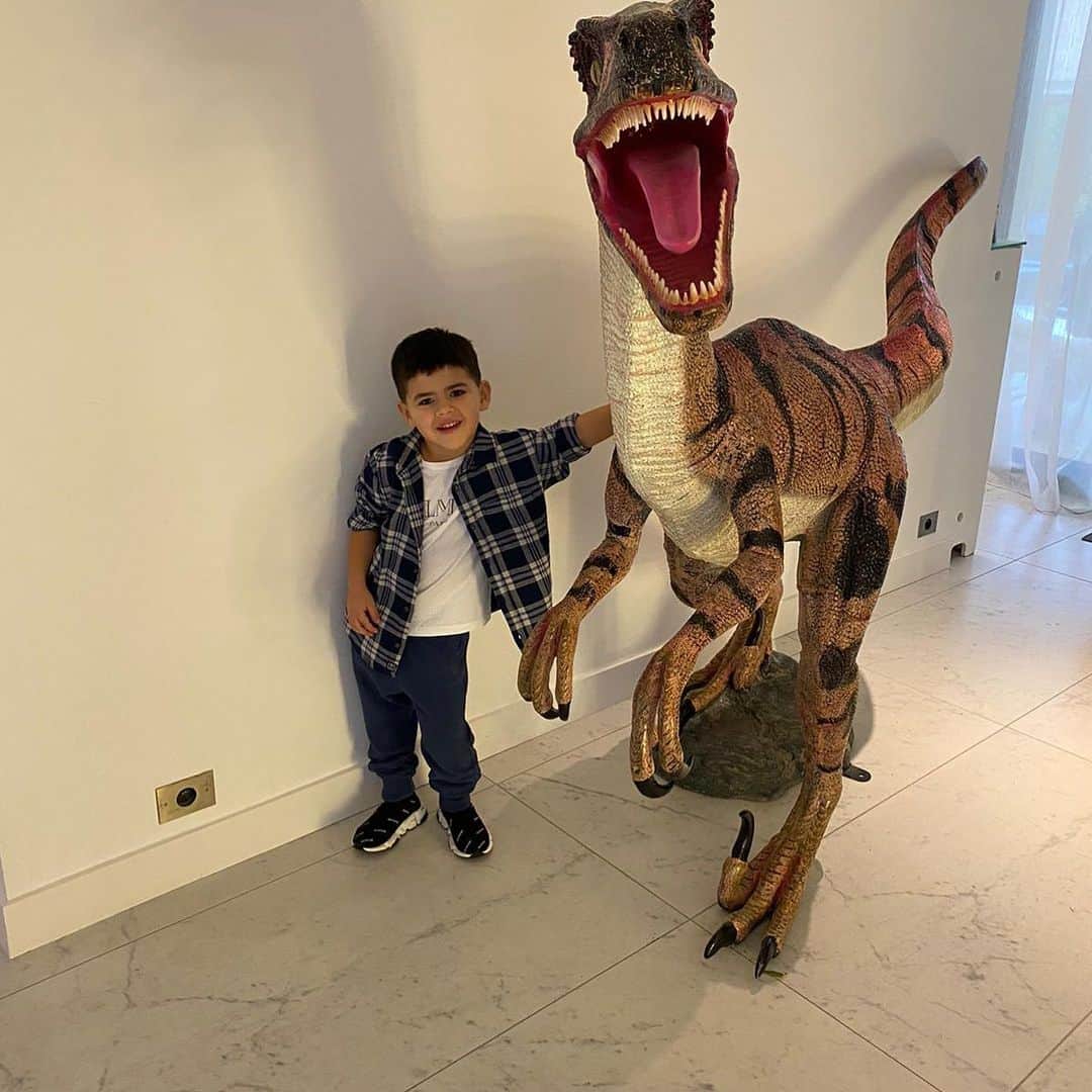 レアンドロ・ダニエル・パレデスのインスタグラム：「Felices 4 añitos príncipe de la casa 🎉❤️ espero y deseo que seas siempre muy feliz hijo ❤️te amoooo」