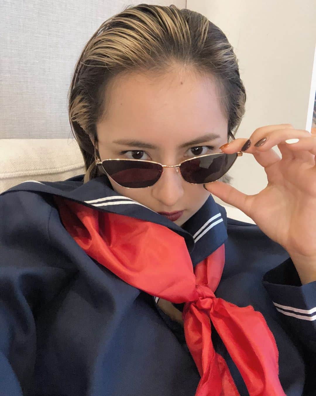 Julia Castroさんのインスタグラム写真 - (Julia CastroInstagram)「🔫🔫🔫 . #sukeban  #halloween #happyhalloween  #costume #cosplay  #highschool #student  #japanese #japan #fashion #halloweencostume  #sunglasses #girls #スケバン #ハロウィン #コスチューム #コスプレ #仮装 #ちょっと遅めのハロウィン #学生 #制服 #高校生 #ハロウィンコスプレ  #YouTube載せたので見てね」11月14日 22時13分 - julia.c.0209