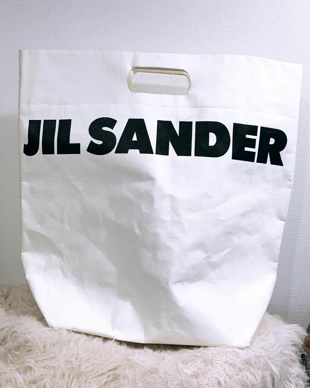 井出レイコのインスタグラム：「. ➖➖➖JIL  SANDER➖➖➖ このBagは　ずっと前のもの。 マチが広くて　すごく物が入るので エコBagがわりに使ってるよ。 本当　Bag好きすぎだよね。笑 . 私服やBagや愛用コスメ 最近買ったものなど たくさん載せてくださいと お声をいただいてるので またのせますね📸⚡️⚡️⚡️ . 2枚目は さっきストーリーにも 載せた UNIQLOとJIL  SANDERのコラボ。➕J .  ぷら〜と、見に行ってみたよ。 なにか買いましたかー？と DMきてましたが わたしの行った店舗は 品が　ガラガラになくなってた。笑 だから　なーんにも 買ってないよん。 .」