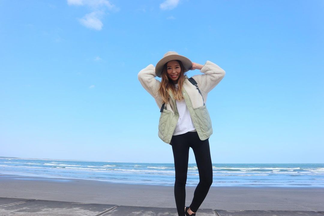 RENA のインスタグラム：「10ヶ月ぶりの宮崎は最高しかなくて、やっぱり私は宮崎が好き過ぎるー！って海に叫んだ🌊 ． 心の中でw ． 嬉し過ぎて震えるってこういう事なんだねw✨🌊 ． 宮崎は暑いからって薄手の服に羽織れる上着を持ってきたのに更に上回る暑さw ． 宮崎の本気は違ったw この上着も間違えたw ． Tシャツ一枚で充分だった笑笑😂 ． ． ． #宮崎最高 #地元 #hometown #locallife」