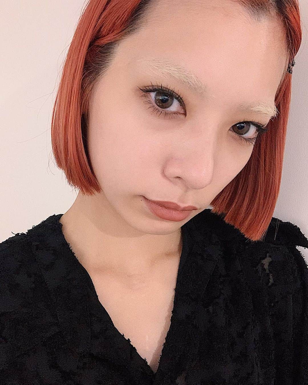 のインスタグラム：「久しぶりに前髪なし✌🏻 新しくピンをGETしたから早速付けた🔥 前髪伸ばしたい気分が強いから一瞬伸ばそうかと企んでます🤫 そして、眉毛も地毛に戻そうか悩んでる🥺 #オレンジヘアー #オレンジへア #前髪アレンジ #bijouri」