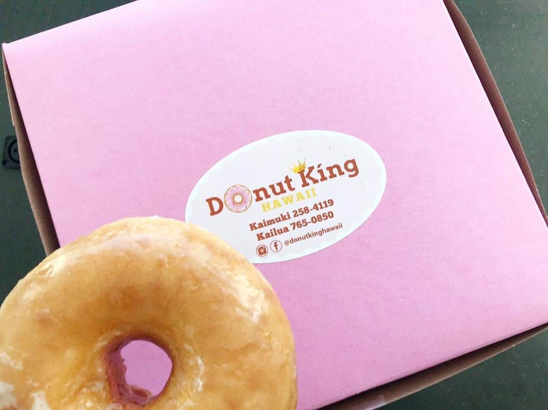 のインスタグラム：「マラサダだけじゃない!!ハワイの美味し～いドーナツ!!🍩  レナーズベーカリーのマラサダと言えば、ハワイの代表的な大人気スイーツですが、ハワイには美味しいドーナツがたくさん！ハワイはさすがにドーナツ大国アメリカだと感じる美味しいドーナツ特集です!!😆  https://alohagirl.me/I0001950  #alohagirl #mahalo #hundreddreams #ハワイ #ホノルル #オアフ #ワイキキ #アロハ #アロハガール #ハンドレッドドリームス #ハワイ旅行 #ハワイ大好き #ハワイ好き #ハワイ在住 #オアフ島 好きな人と繋がりたい #deckwaikiki #コーヒー #カフェ #写真好きな人と繋がりたい #wholefoods #ホールフーズマーケット #acaibowl」