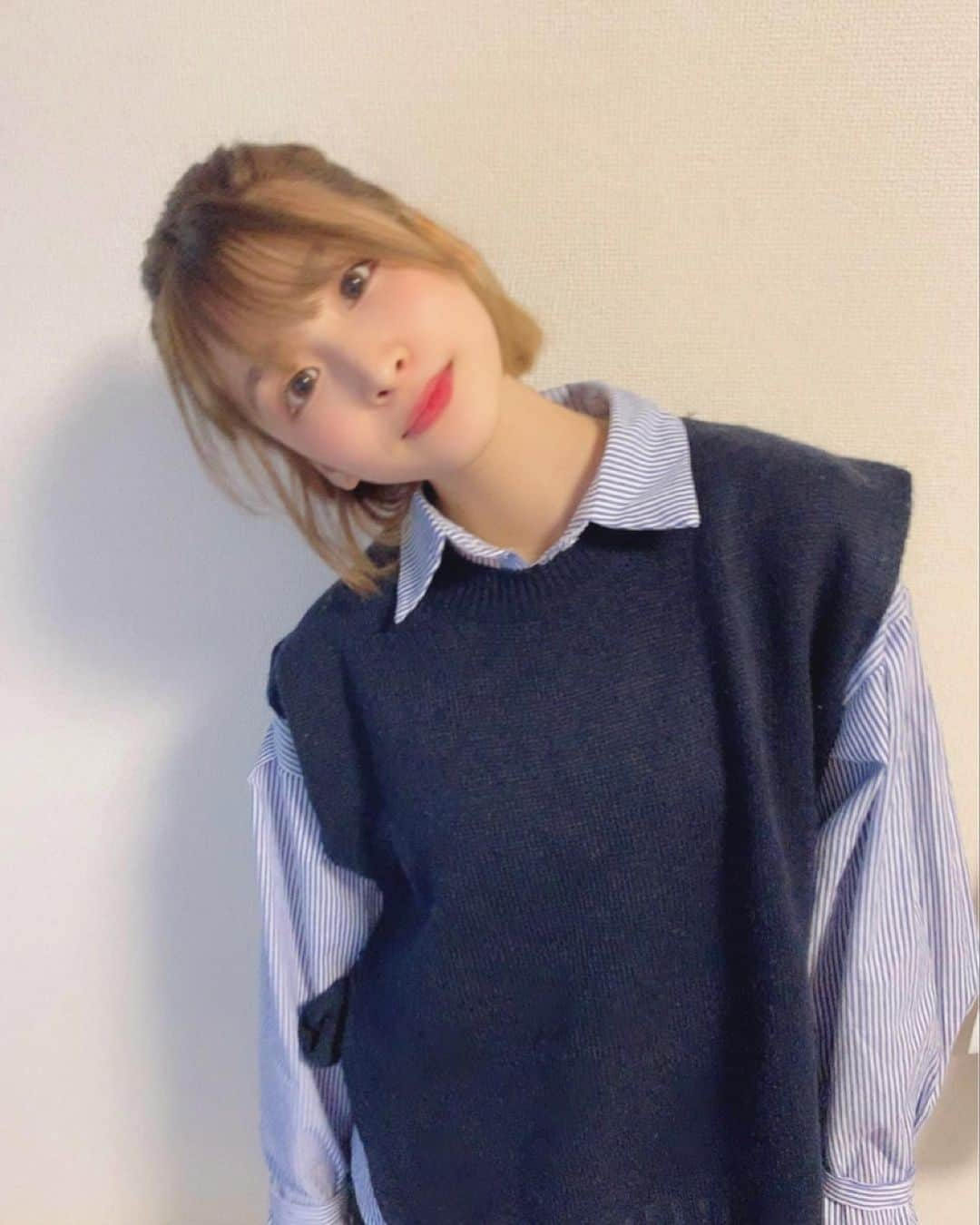 橋野彩葉さんのインスタグラム写真 - (橋野彩葉Instagram)「見て〜！！ この服ね、この前紹介したとこの服なんだけど袖のクシュってなってるところが可愛いの😭🤍  « @u_dresser »  #ユードレッサー #udresser #ストライプシャツ #レイヤードベスト」11月14日 22時18分 - iroha_0521_