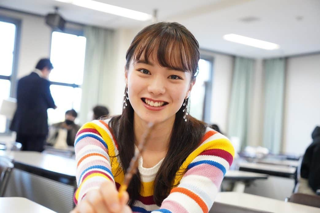 山田千加のインスタグラム：「こんばんは🌛  今日はファイナルイベントのリハーサルのあと ウォーキングレッスンをしてきました(灬 ˊωˋ 灬)  そのあとは、 ファイナルへ向けて夏の間に色が落ち明るくなった髪をspinhear様で染めていただきました✨  写真はポッキーの日、11月11日に♪ データが届いたので早速🍫😽  皆さま素敵な週末をお過ごしくださいヽ(=´▽`=)ﾉ  投票していただけるのもあと５回。 本日も投票よろしくお願いします🌈  #ファイナルイベント #11月22日 #ミスキャンパス同志社2020 #ミスキャンパス同志社 #ミス同志社  #ミスキャン #ミスコン #spinhear」