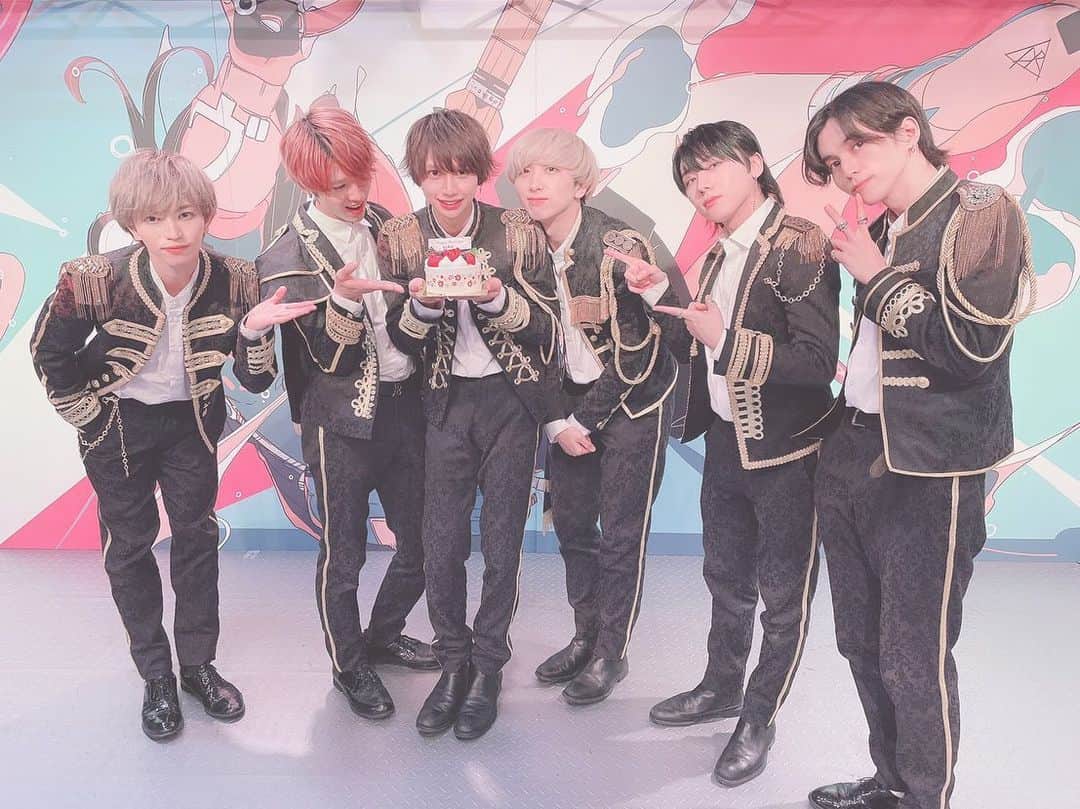 BUZZ-ER.のインスタグラム：「【越谷レイクタウン🐝】 本日もリリースイベントにお越しくださり、ありがとうございました🤗  🎂🎁HAU  HAPPY BIRTHDAY🥳🎉  明日は渋谷MAGNETにて13時と16時から ライブスタートです🌈 ご来場お待ちしています。 ⚠️SHALFは欠席となります。」