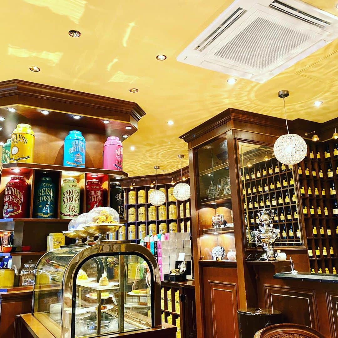 牛窪万里子さんのインスタグラム写真 - (牛窪万里子Instagram)「シンガポールに本店を構えるTWGのカフェ。  事務所のメンバーとのミーティングに。  本店と同じレシピで作られた「シンガポールサプライズ」というケーキ。  名前もユニークですが、味もクリームブリュレのようなカスタードとベリーの美味しいケーキでした♪  店内にはカラフルな商品が並び、オシャレ！モチベーション上がります↑↑↑  #twg  #twgtea  #twg紅茶  #シンガポール  #singapore  #ミーティング #カフェ #カフェが好きな人と繋がりたい  #カフェスタグラム  #スイーツ #ケーキ  #アナウンサー #放送 #ライフスタイル #美 #食 #日々の活動 #コミュニケーション #講演 #研修 #講師 #会社経営 #女性経営者 #女性活躍推進  @twgteaofficial」11月14日 22時29分 - mariko_ushikubo