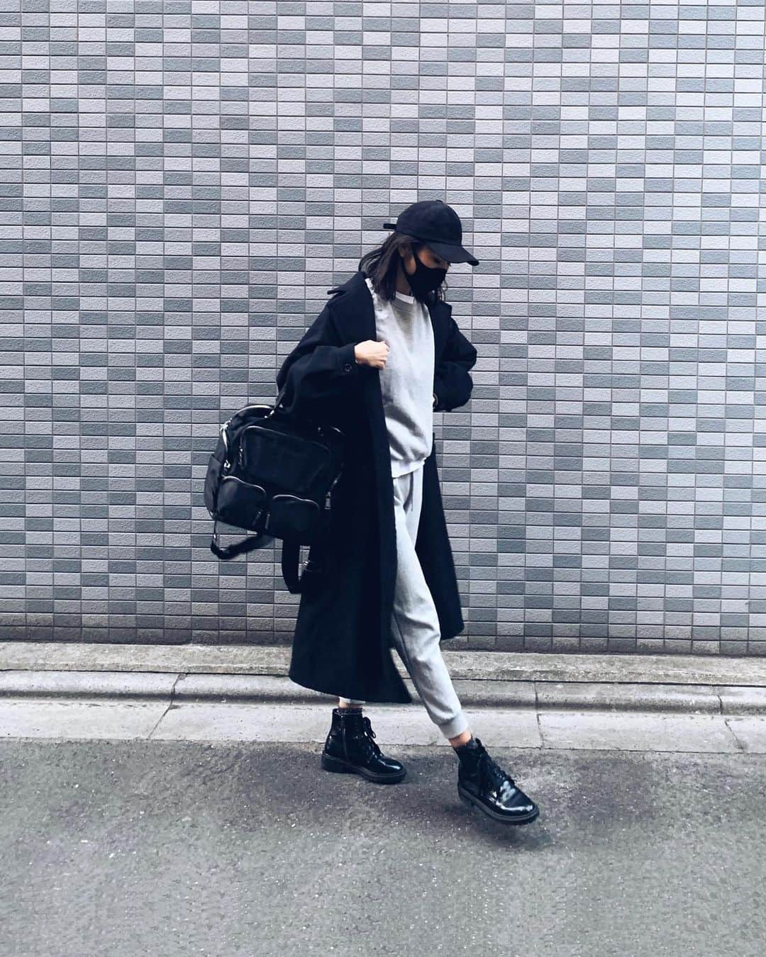 ALISA MATSUMURAのインスタグラム：「Style:) keep it simple…😎 . GRY×BLK🖤 . 髪をカットしようか（結構バッサリ） 悩んでる…😀✂️ . お疲れさまでしたーー☕️♫ . #RULAHコーデ#RULAH_official# カジュアル#スウェットコーデ#ブーツ#シンプルコーデ#カジュアル#カジュアルコーデ#バックは新作#す」