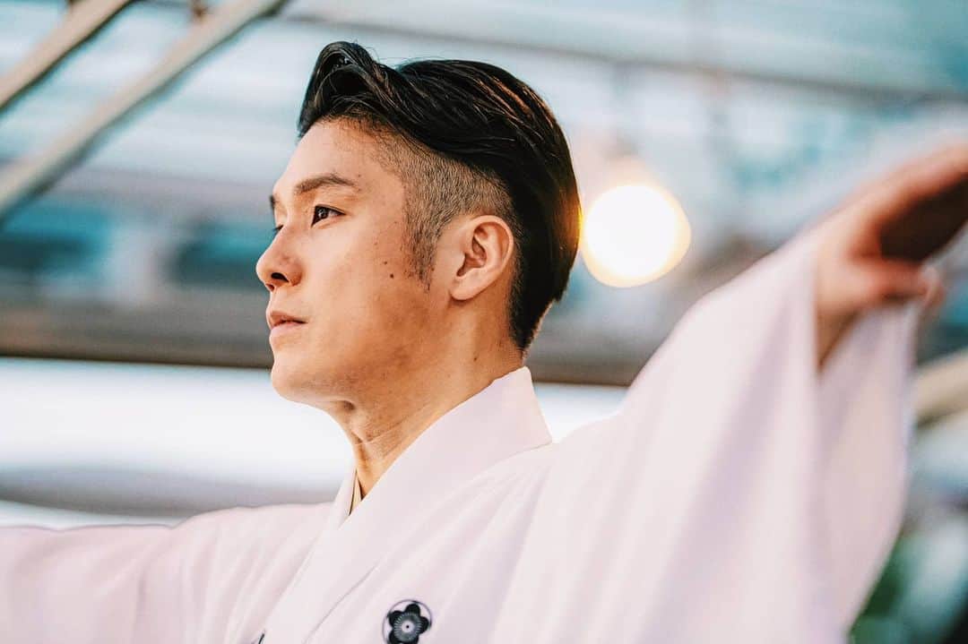 梅川壱ノ介（舞踊家）のインスタグラム：「無心の時間  𝙀𝙢𝙥𝙩𝙮 𝙢𝙮 𝙢𝙞𝙣𝙙 ￣￣￣￣￣￣￣￣￣￣￣￣￣￣￣￣￣￣￣￣￣￣￣ 開演前の緊張感と終演後の達成感。  #梅川壱ノ介 #日本舞踊 #舞踊家 #伝統芸能 #日本文化 #にほん #伝統美 #日本の四季 #日本の美 #自然 #無心 #緊張感  #達成感」