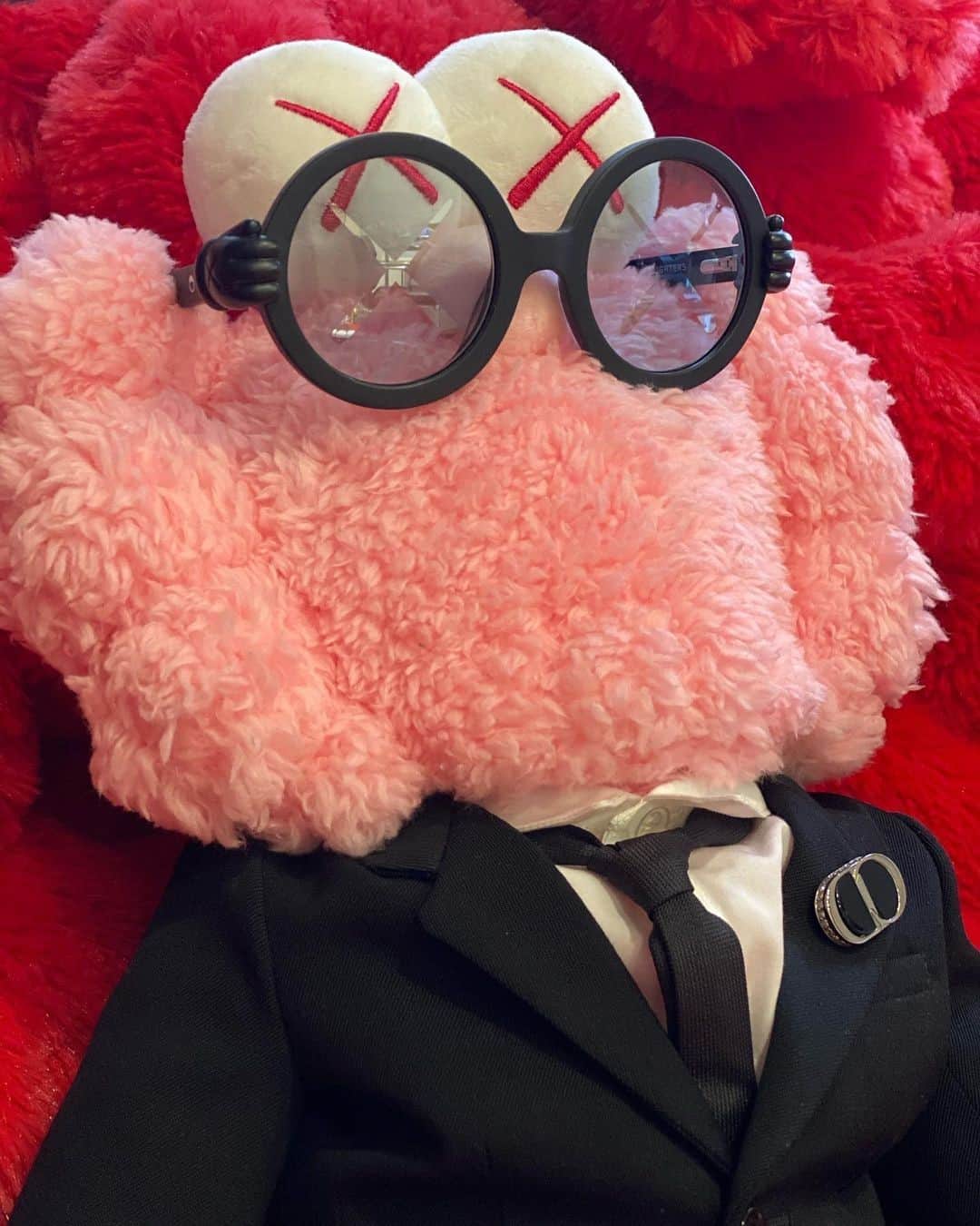 HYPEBEASTさんのインスタグラム写真 - (HYPEBEASTInstagram)「@hypebeaststyle: @kaws has teased an upcoming sunglass collaboration with @wearesonsanddaughters. Featuring a a pink colorway and an all-black version, key detail on the frame can be seen at the hinge where two KAWS Companion hands are seen grasping the circular frames. Stay tuned for it release info.⁠ Photo: KAWS」11月14日 22時35分 - hypebeast