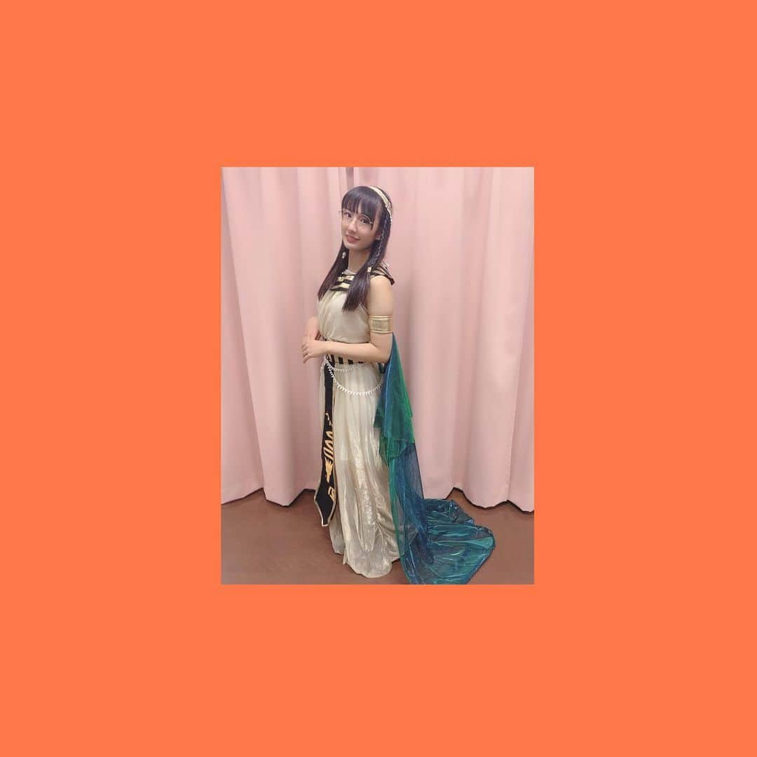 蒼井乃々愛のインスタグラム：「もうひとつのコスプレはクレオパトラになりました✨✨  メイクも少しクレオパトラ風にしました！！ アイシャドウとか！わかりにくいけどリップもゴールドリップつけてみた！！  #クレオパトラ #ハロウィン #ハロウィンコスプレ #コスプレ #クレオパトラメイク #ゴールドリップ #アイドル #メガネっ子 #メガネ女子」