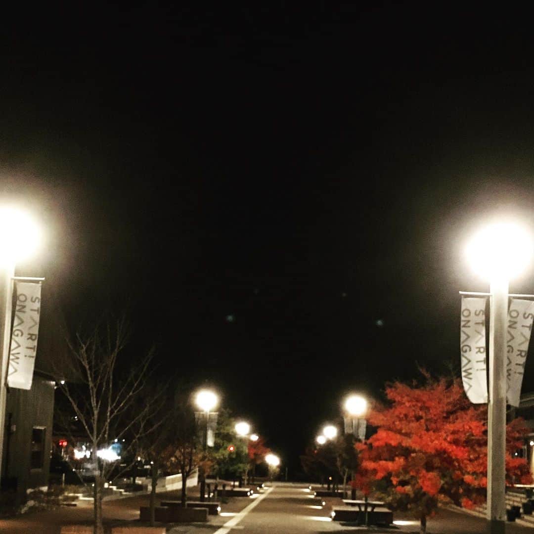 山口隆のインスタグラム：「女川の夜は静かだ。 いま、女川の土曜日の夜は静かに進行している。 僕は真っ暗な海を見ようとして引き返し、コンビニでいくつか買い出しをした。 途中で若者が声を掛けてくれたんだ。 地元の人かい？と聞くと、この町の人ではなく、明日は町の人が観るライブなので自分は出演者に会えるかもと思いこの町に来たのですと教えてくれた。 そんな気持ちを持ってくれてありがとう。 若者に幸あれ。 彼に喜ぶべきことばかり起きますように。 宿でも静かに夜は進行する。 僕は古いブルースを宿で流した。 Fのセブンスから始まるジャズブルース。 加湿器の音とブルースの音。 漫画本をめくる音と僕の呼吸の音。 女川に僕はずっと来たかった。 この町で僕は音楽を鳴らしたかった。 町を歩いて、通りを渡って、自販機をみつけたりして。 少しでも時を過ごし暮らして、それから音楽を鳴らしてみたかった。 女川は美しい町。 ブルースと漫画本と、僕の息。 静かに進行する美しい夜。 明日のライブも美しくなりますように。」
