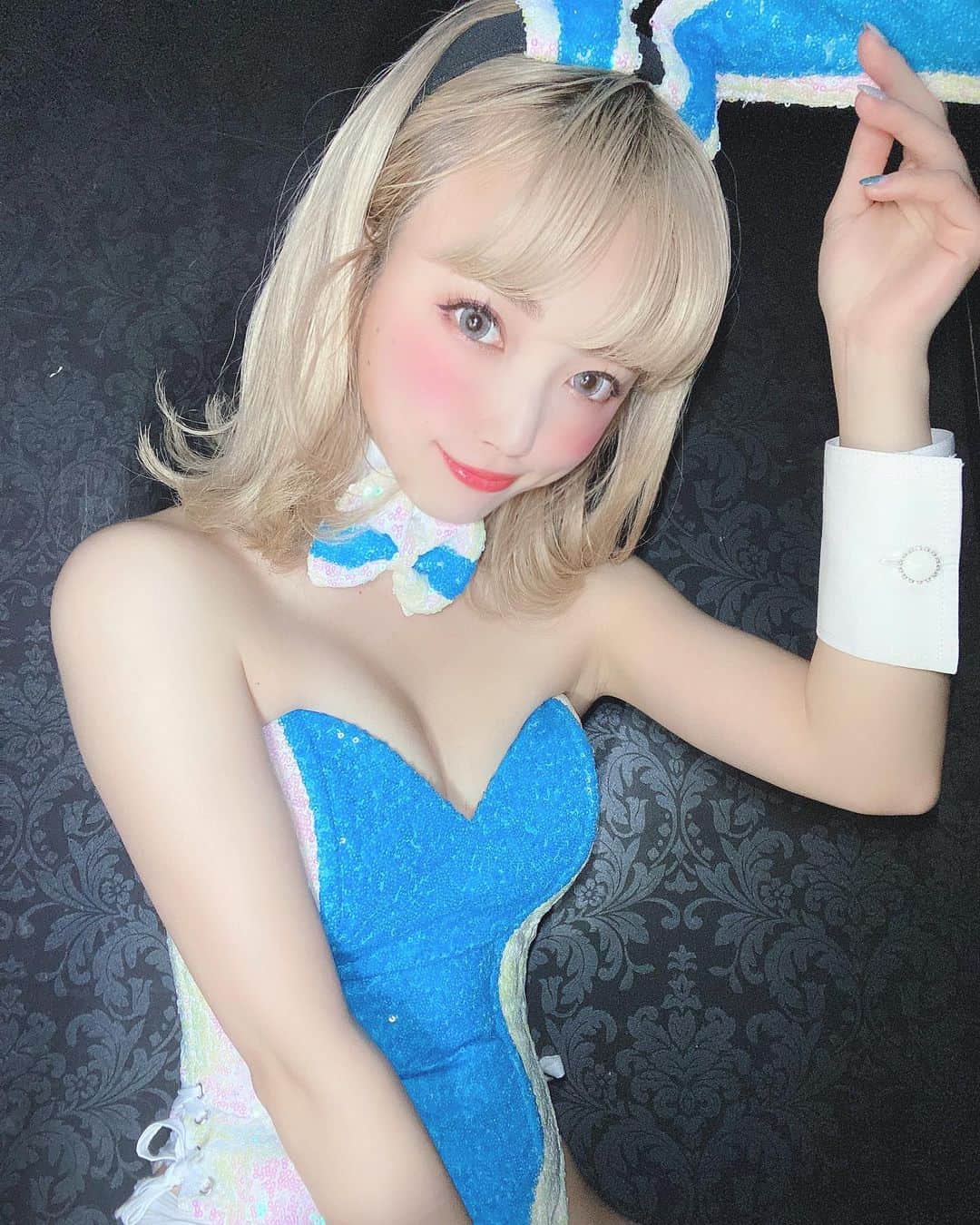 yokoのインスタグラム：「. バニーの日でした🐰💙🤍💙 バニーちゃんのみんなが可愛すぎて 毎日バニーならいいのに、、 . . . . . . . . . . . . . . . . . . #エンタメ活動を止めない #アジア一のエンターテインメント #burlesque#burlesque lesquetokyo#バーレスク東京#ダンサー#透明少女#model#hairmake#makeup#love#ootd#fashion#instagood#instalike#instafashion#tokyo#white #오오티디‭#셀카 #お洒落さんと繋がりたい#カメラ好きな人と繋がりたい#モデル#東京#バニーガール#バニー#bunny」