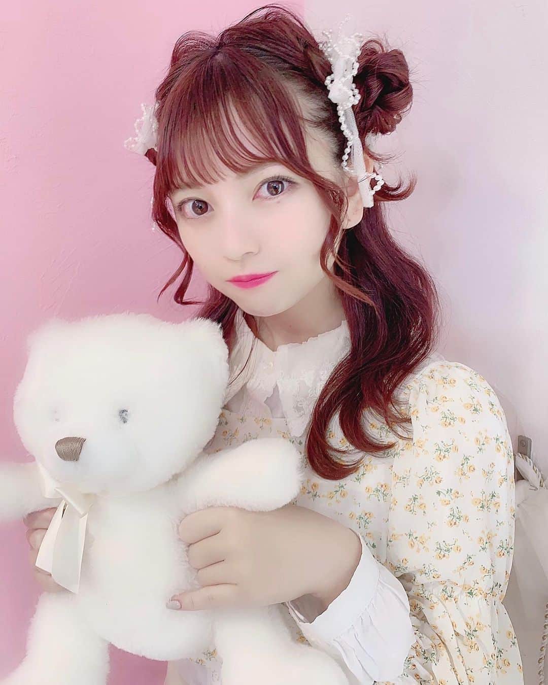 廣川奈々聖のインスタグラム：「@imari_style さんにしてもらった🐻﻿🤍 ﻿ リボンまでかわいい〜天才アレンジ！﻿ ﻿ ﻿ ﻿ ﻿ ﻿ ﻿ #くまさんヘア#ヘアアレンジ#韓国ヘア#ゆるふわ巻き#ゆるアレンジ#お団子ヘア#お団子アレンジ#ヘアアレンジ#リボンアレンジ」