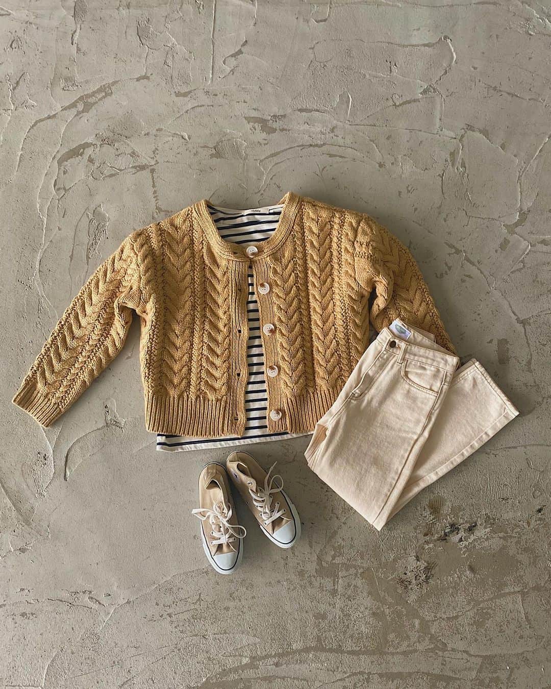 のインスタグラム：「＼＼NEW ARRIVAL／／ ㅤㅤㅤㅤㅤㅤㅤㅤㅤㅤㅤㅤㅤ  #ハンドライクケーブルカーデ WHT .BEG.NVY ¥5,940(taxin) ㅤㅤㅤ  まるで手編みのような温もりのある雰囲気が 冬を感じさせてくれるニットカーディガン。 太めのケーブル編みがしっかりと立体的に 出ているのが魅力のポイント◎ 2WAY仕様なのでボタンを後ろにすると 後ろ姿が可愛い抜け感コーデに♡ 程よいボリューム感はこの１枚だけで コーディネートを仕上げてくれる優秀アイテムです♪  #arholiday #auntierosaholiday #アンティローザホリデー #arh #arh_ootd #fashion #instafashion #coordinate #ootd #outfit #outfitoftheday #instacode #fashonista #fashiongram #holiday_aw2020  #Autumn #Autumncollection」