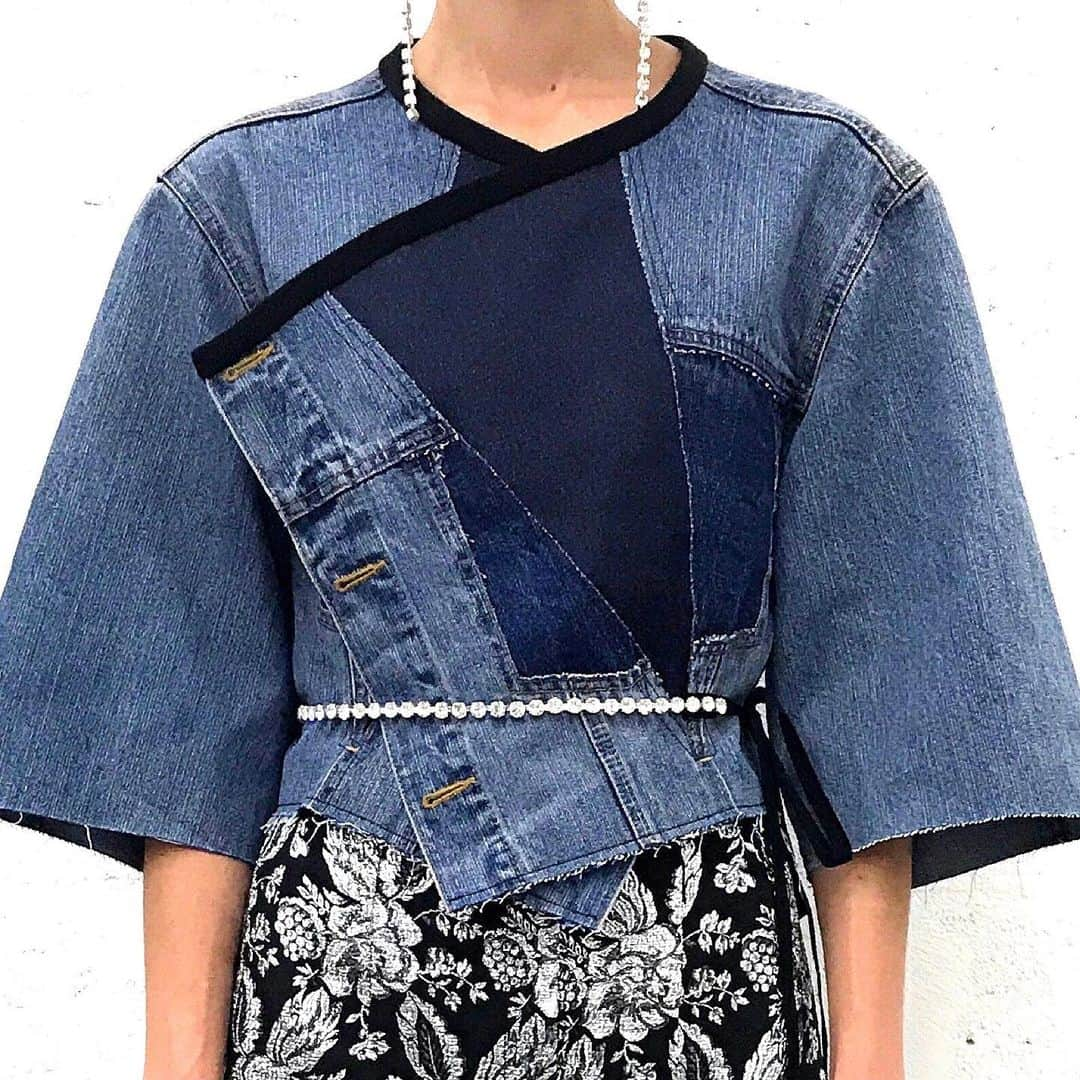 ルッツさんのインスタグラム写真 - (ルッツInstagram)「Out of all the different denim styles, the #starjacket was one of the most popular, and it's also one of our personal favourites. They say the best ideas are always the simplest ones, in this case that's especially true. #unisex #lutzhuelle #lutzclassics #lutzdenim #denim #lutz_signatures #handmade #unique #Paris #denimjacket #jeanjacket」11月14日 22時43分 - lutz_huelle_paris