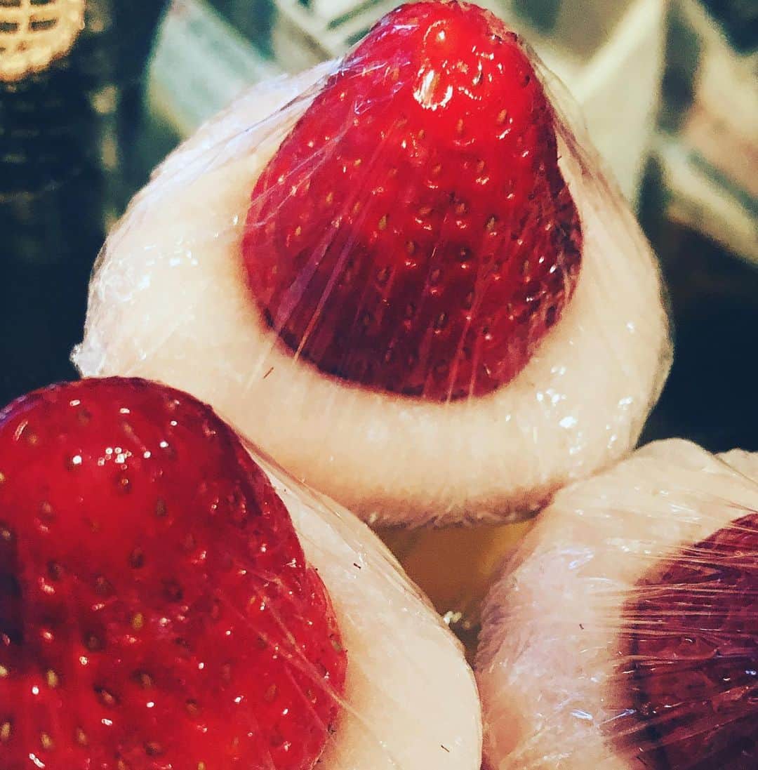 阿部洋子さんのインスタグラム写真 - (阿部洋子Instagram)「🐟🐟🐟🐟🐟🐟 念願の生しらすからの、 生牡蠣、 そしてお隣のお店の焼肉、 さらには、いちご大福！ 食べ過ぎか！  #生しらす #生牡蠣  #焼肉  #厚切り牛タン  #肉食  #いちご大福」11月14日 22時44分 - hirocoring