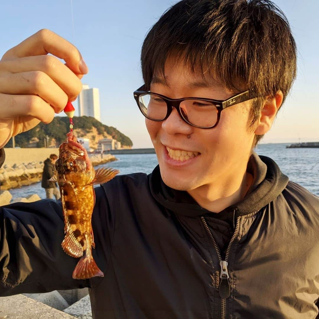 ぽるぽるちゃんさんのインスタグラム写真 - (ぽるぽるちゃんInstagram)「今日は早起きして釣りへ🎣 5時から11時までで1匹釣れました。 みきちゃんからは鼻で笑われました😇  味噌汁にしたら我が家のこけしちゃんが 美味しそうに食べてくれました☺️  #冷やご飯 #タッパーからそのまま食べてる #スタンプで隠した #インスタ映えも保ちつつ洗い物も減った最高 #でも唇にネギついとるわぴえん」11月14日 22時44分 - poruporuchan